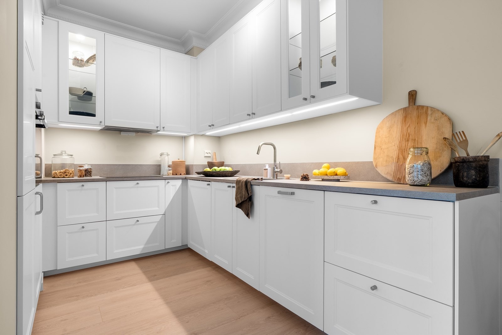 Kjøkkenet er innredet med profilerte fronter og laminatbenkeplate med underlimt vaskekum, samt praktisk belysning over benkeplaten. Galleribilde