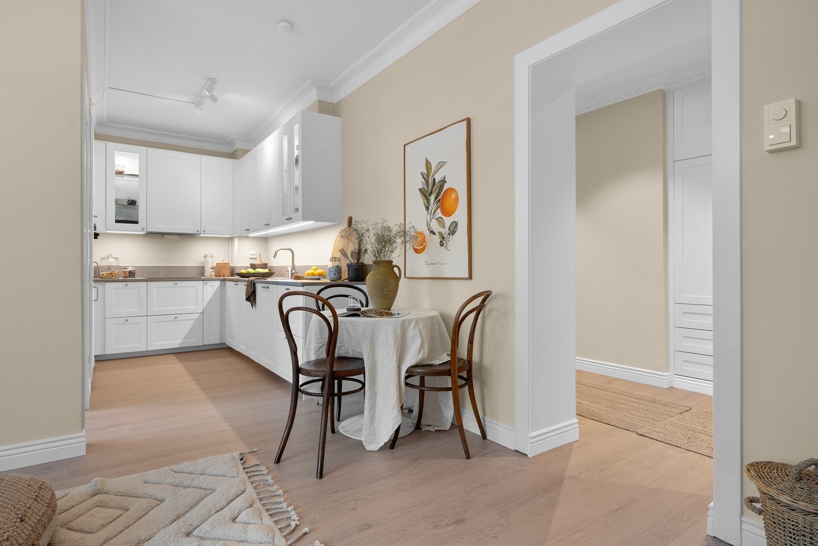 Moderne og funksjonelt kjøkken fra 2025 med rikelig skap- og benkeplass. Galleribilde