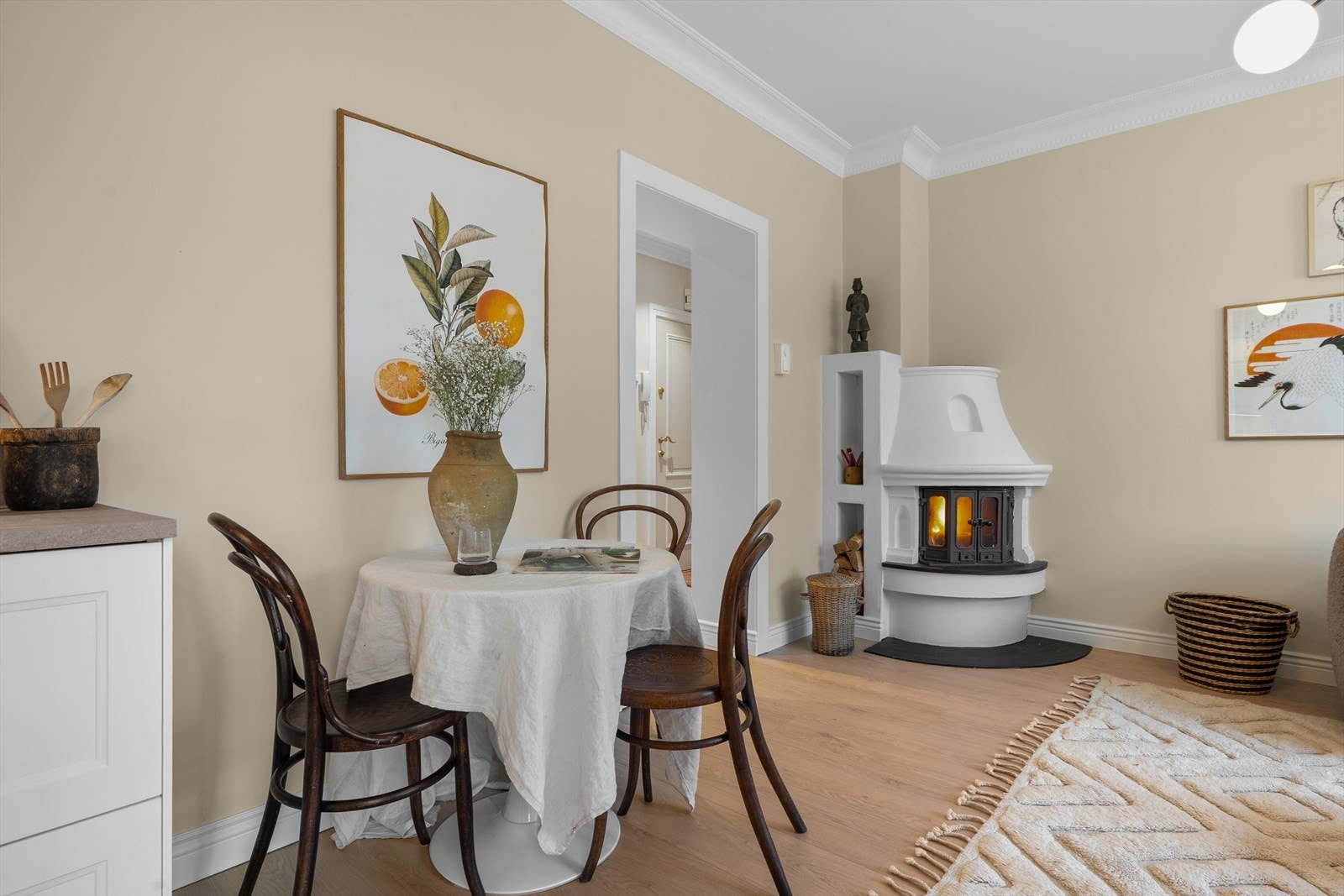 Her er det god plass til et innbydende spisebord, som gir rom for å samle gjester til hyggelige måltider og sosiale sammenkomster. Galleribilde