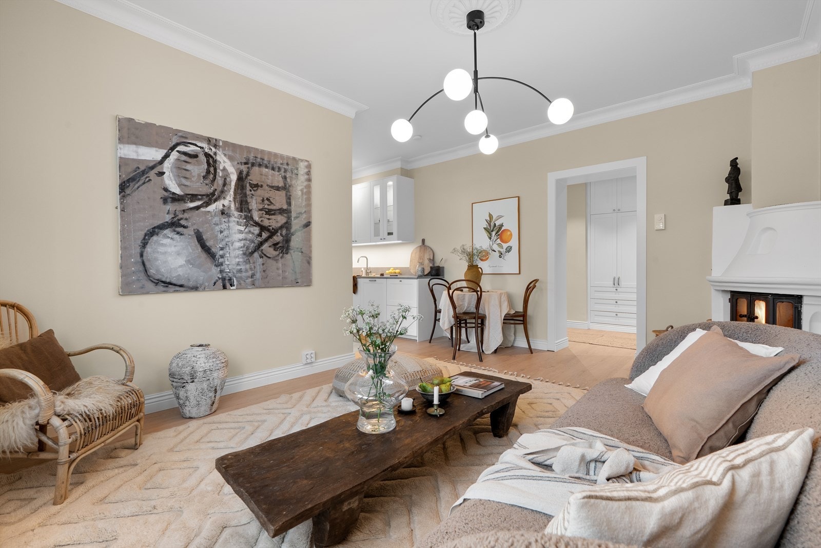 Leiligheten ble oppgradert i 2025 med blant annet nytt gulv samt sparklede og nymalte overflater, noe som gir boligen et moderne og gjennomført uttrykk. Galleribilde