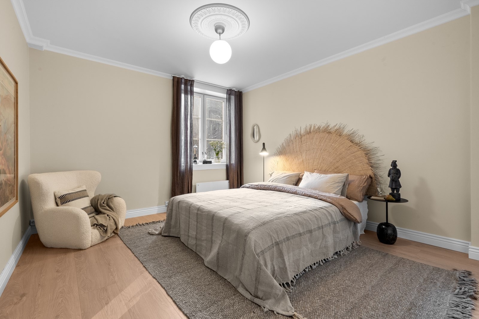 Hovedsoverommet er romslig, med plass til dobbeltseng, nattbord og tilhørende møbler. Galleribilde