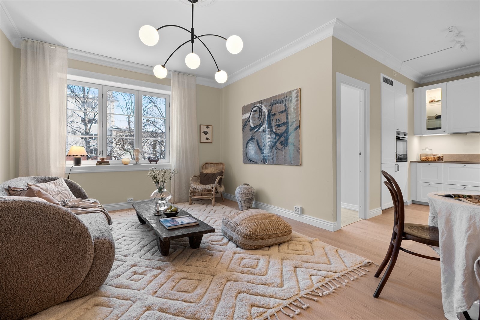 Stuen fremstår som lys, romslig og innbydende, med store vindusflater som gir rikelig innslipp av naturlig dagslys. Galleribilde