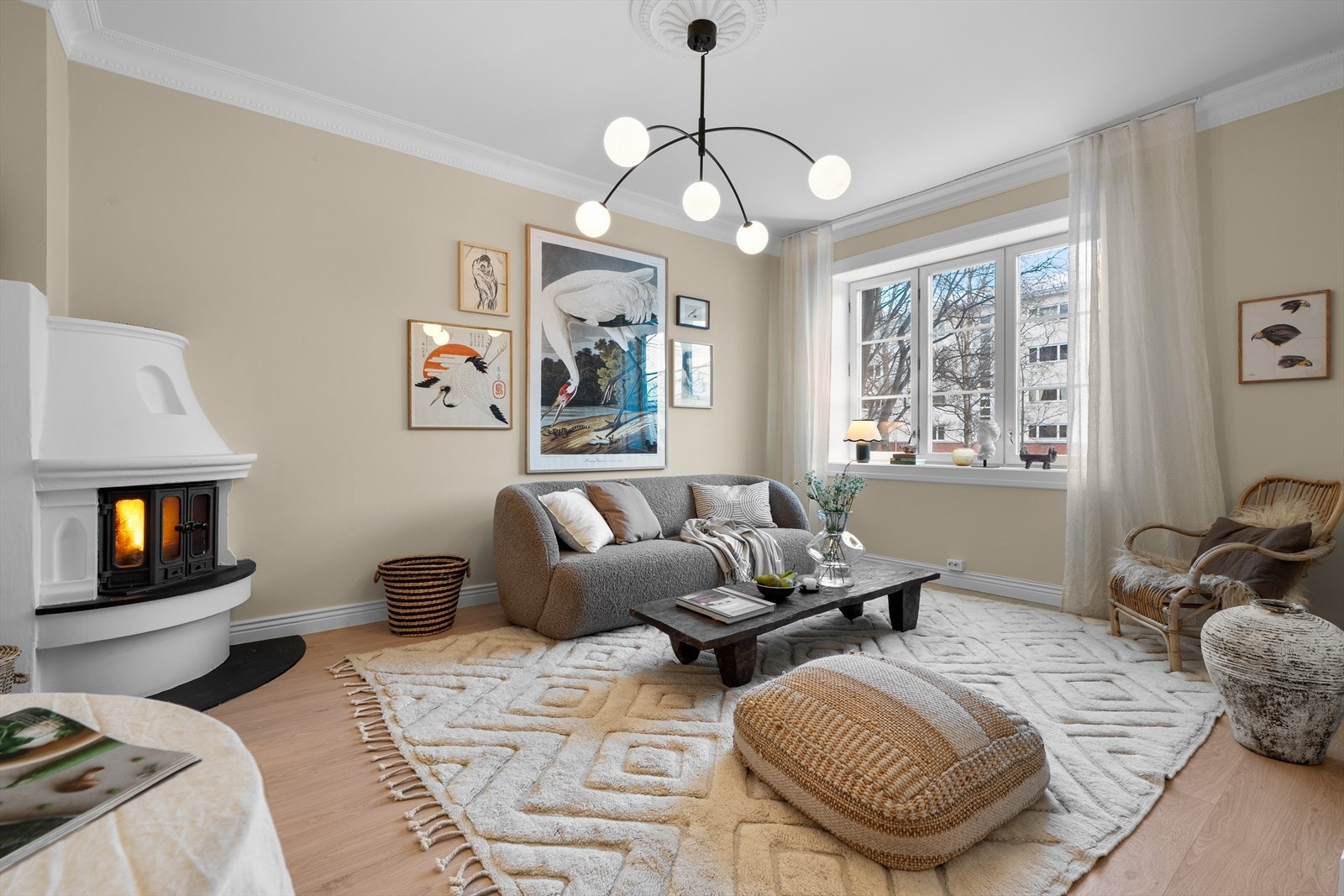 Velkommen til Uelands gate 46! Dette er en klassisk og tiltalende 3-roms leilighet beliggende i høy 1. etasje, perfekt plassert i et ettertraktet område ved Alexander Kiellands plass. Galleribilde