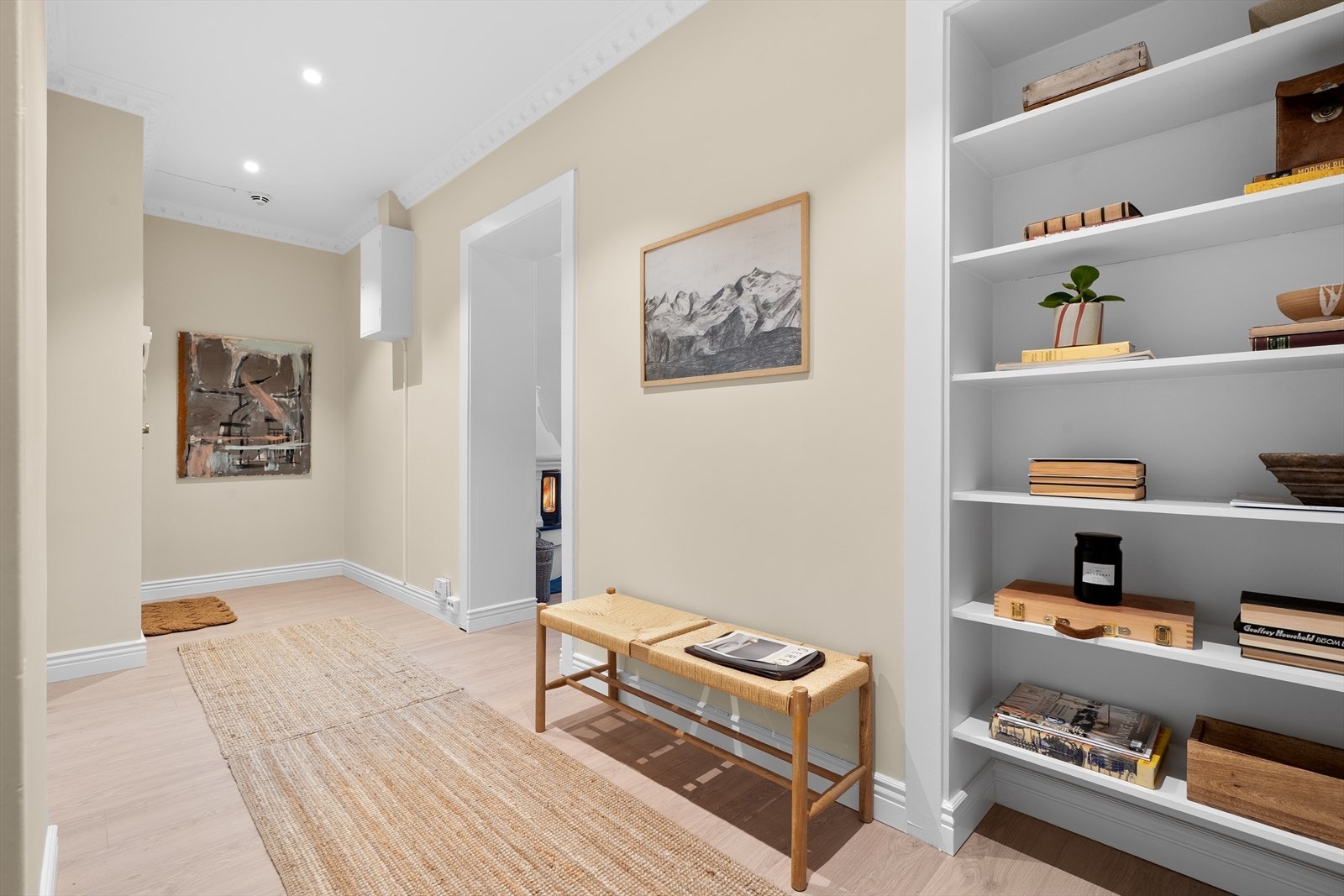 Innbydende og romslig gang med delikate fargetoner og et gjennomført uttrykk. Galleribilde