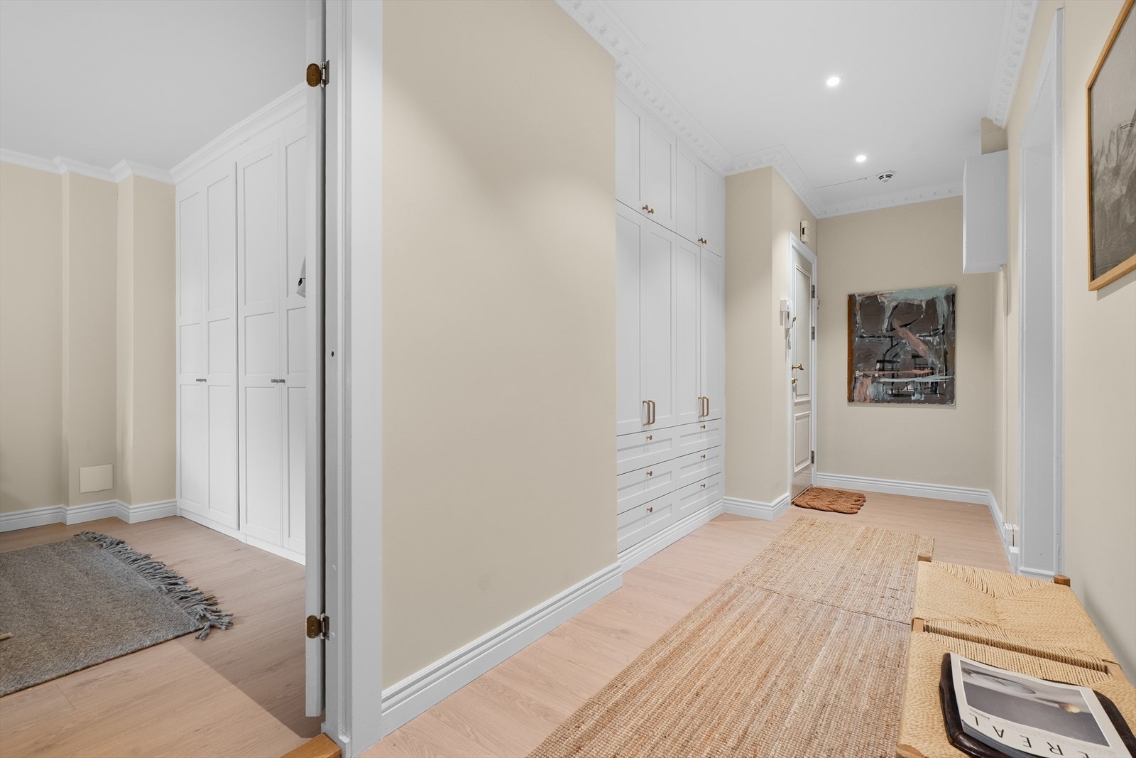 Entréen byr på gode oppbevaringsmuligheter med et romslig, innebygd garderobeskap oppført i 2025, tilpasset praktisk oppbevaring av yttertøy og sko. Galleribilde