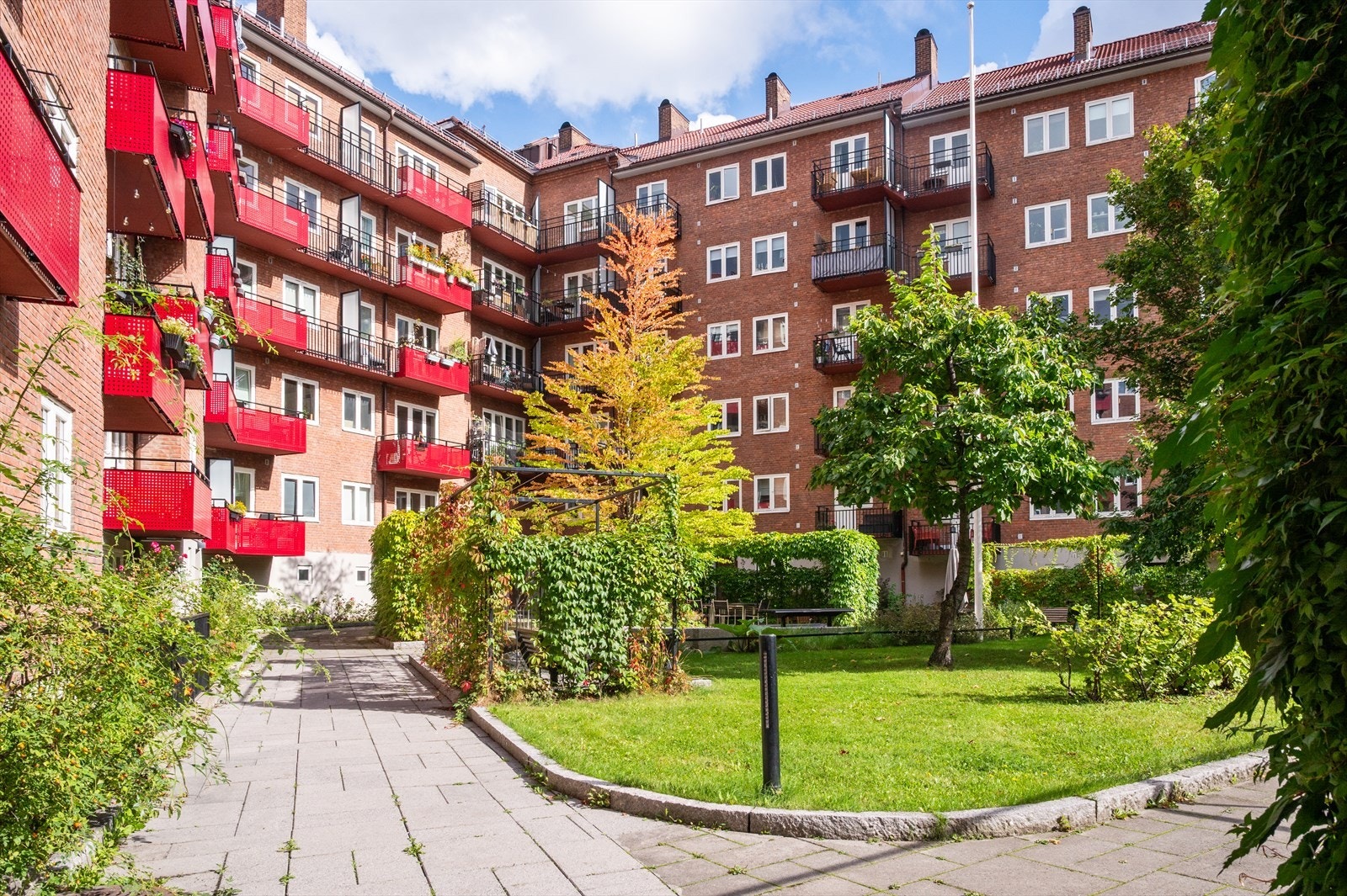 Gårdsrommet er svært skjermet og har gode solforhold på sommerstid. Galleribilde