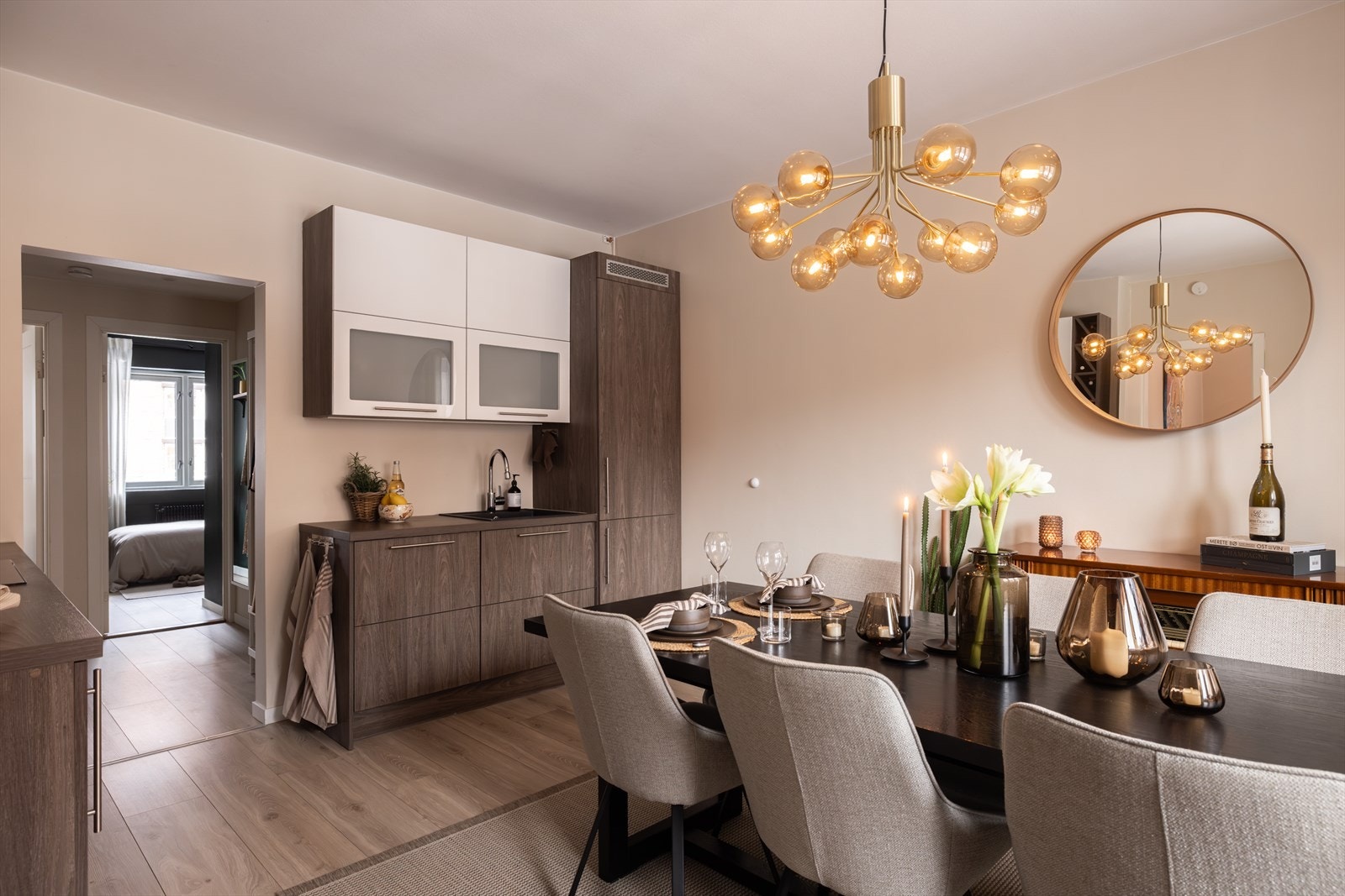 Integrerte hvitevarer som kjøl/frys, oppvaskmaskin, stekeovn og induksjonstopp medfølger i handelen Galleribilde