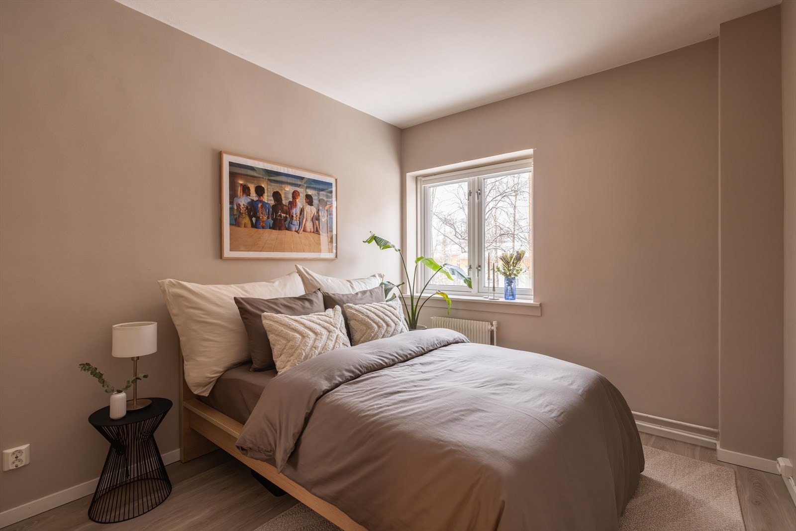 Et nydelig rom malt i rolige dempet farger som gir en avslappende atmosfære. Her er det god plass til dobbeltseng med nattbord på hver side Galleribilde