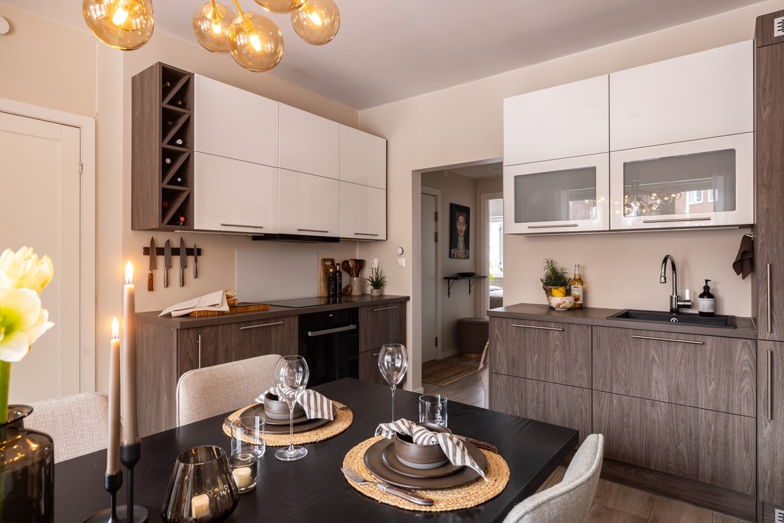 Flott innredning fra Hettich med integrerte hvitevarer og ellers godt med både skap- og benkeplass. Lyse overskap kombinert med brune underskap gir et delikat uttrykk. Galleribilde