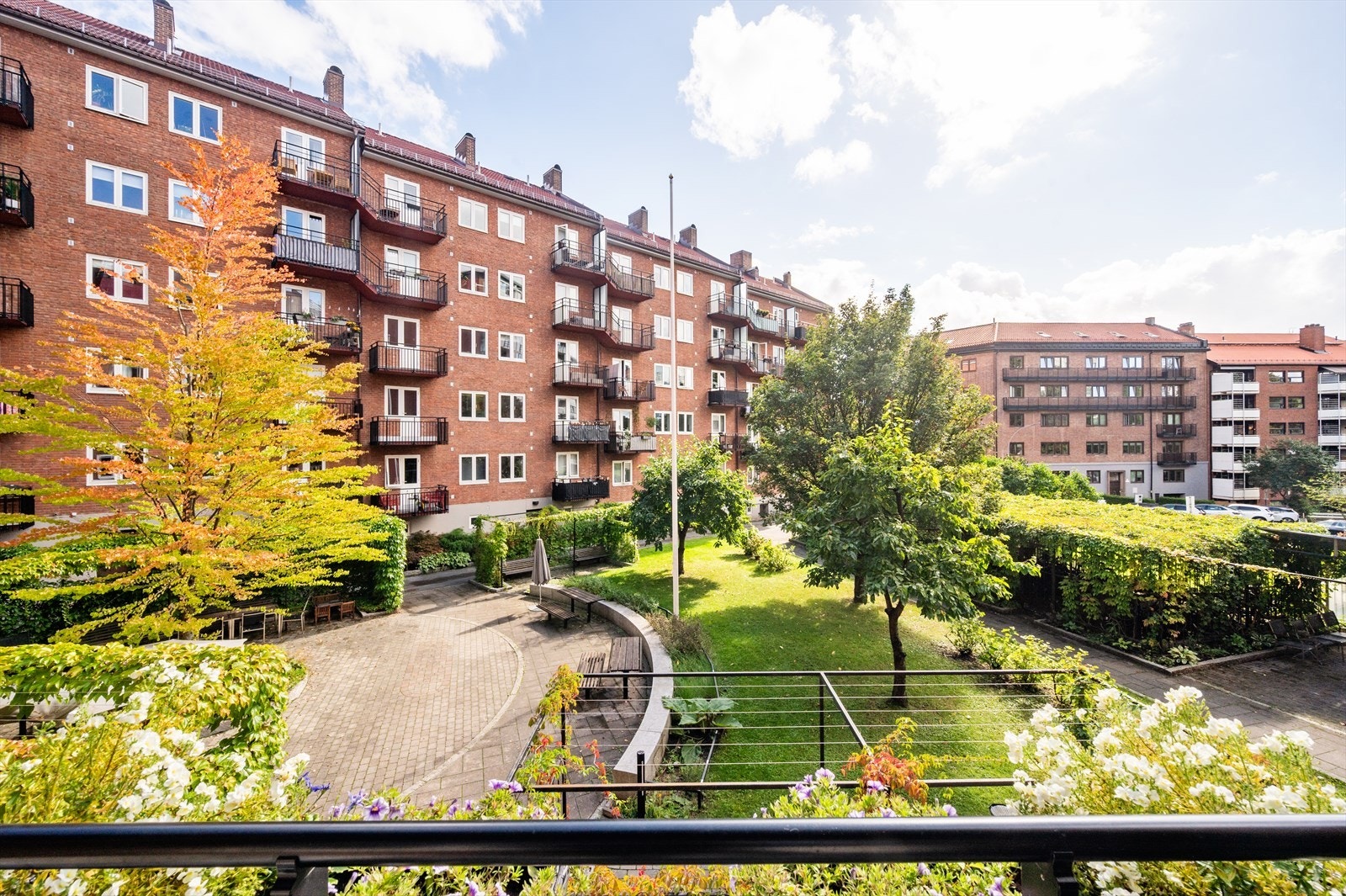 Fra balkongen har du et virkelig flott utsyn over den vakre bakgården. I bakgården finner du store, fine plenarealer, mange sittegrupper, bærbusker og grillplass. En grønn idyll i byen som er høyt verdsatt! Galleribilde