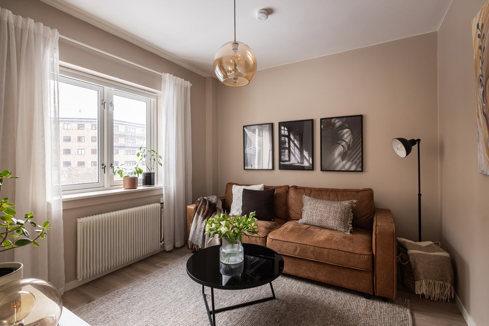 Stuen er malt i moderne jordtoner og fremstår moderne med gode møbleringsmuligheter. Galleribilde