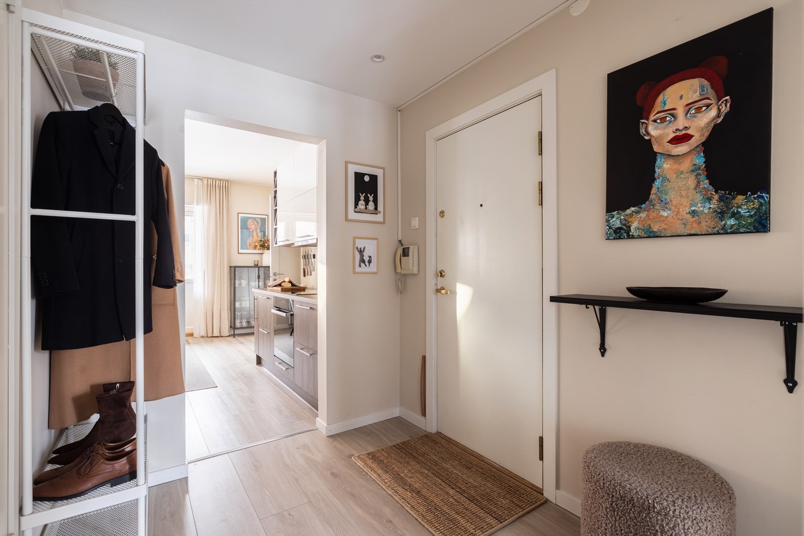 Hyggelig entré med god plass til oppheng av ytterklær og plassering av sko. Dørtelefonen er praktisk plassert ved inngangsdøren. Galleribilde