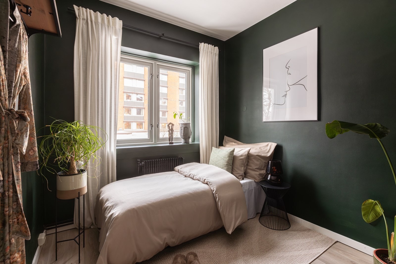 Soverom 2 er også et godt rom som er malt i en flott grønnfarge som gir rommet en lun og behagelig atmosfære. Galleribilde