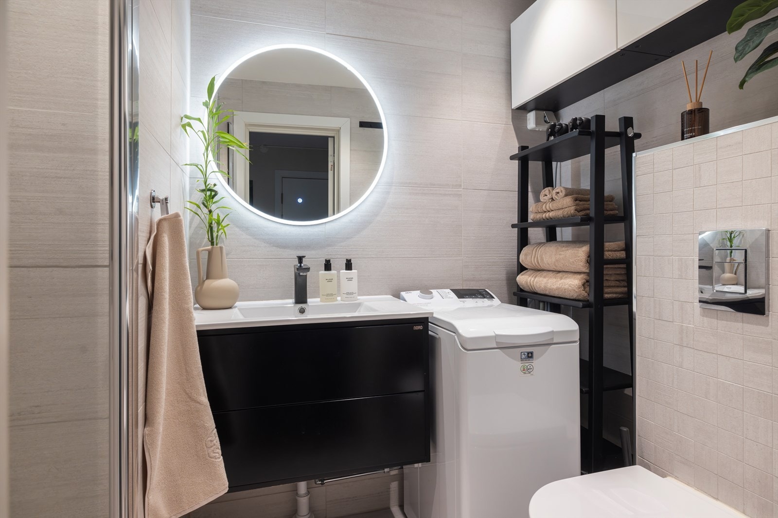 Eksklusivt og moderne bad fra 2019, utført med fliser i elegante lyse nyanser som gir et stilrent og tidløst uttrykk. Galleribilde