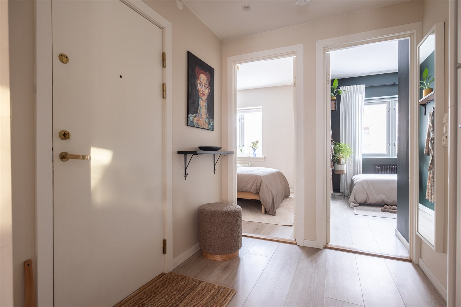 Hyggelig og innbydende entré som gir et godt førsteinntrykk av leiligheten. Adkomst til begge soverommene via entré. Galleribilde
