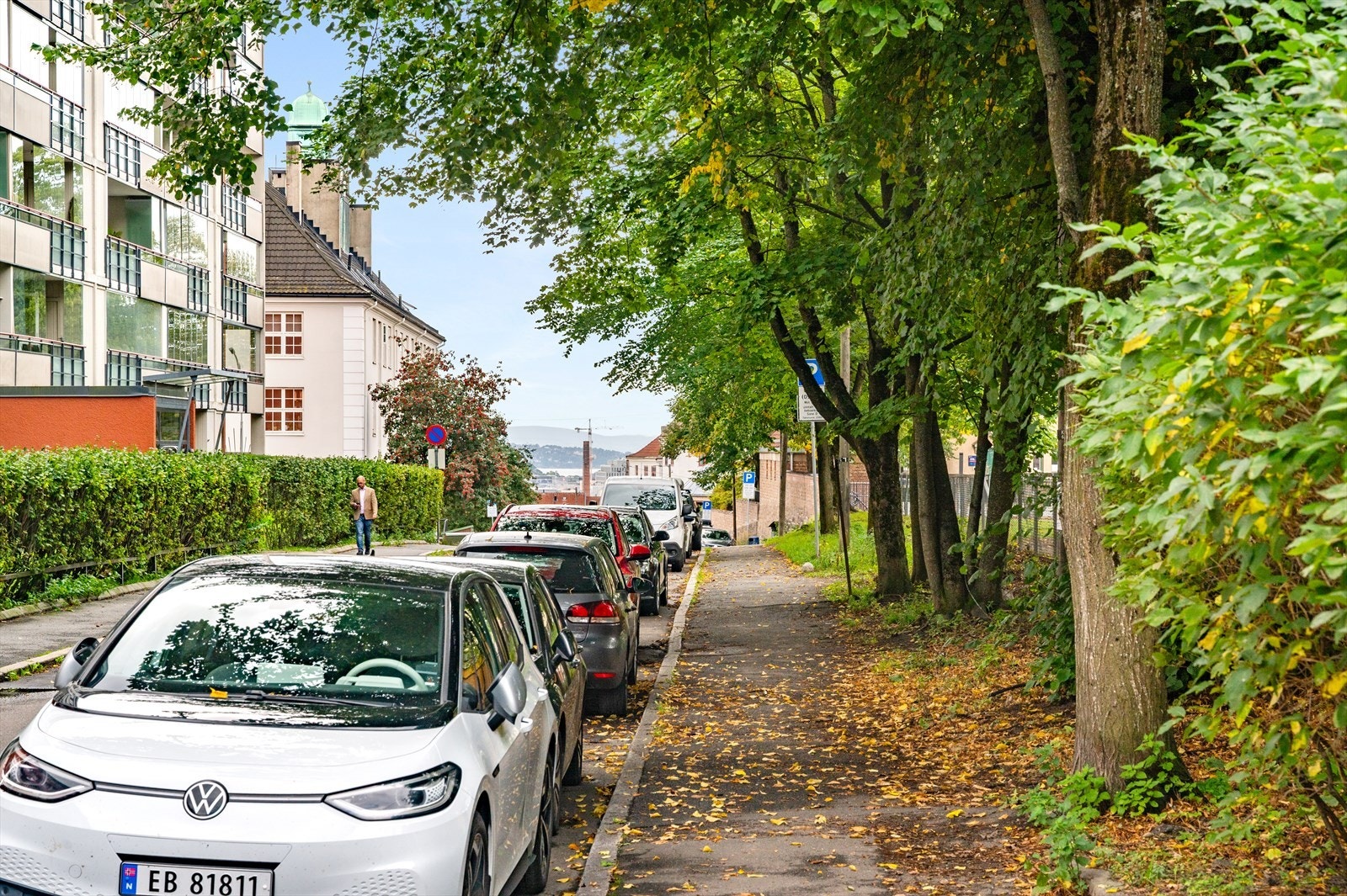 Borettslaget disponerer 4 parkeringsplasser ellers er det mulighet for å leie plasser, samt beboerparkering i umiddelbar nærhet. Galleribilde
