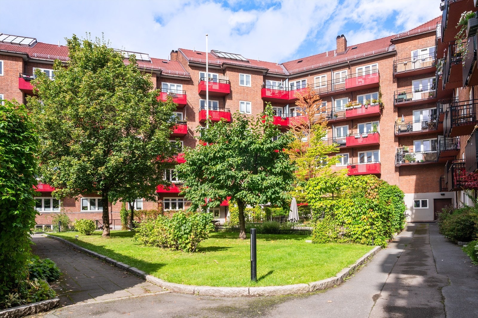 Borettslagets gårdsrom fremstår svært pent opparbeidet med gangstier, gressplen, hyggelig beplantning og ellers flere sittegrupper for beboerne. Galleribilde