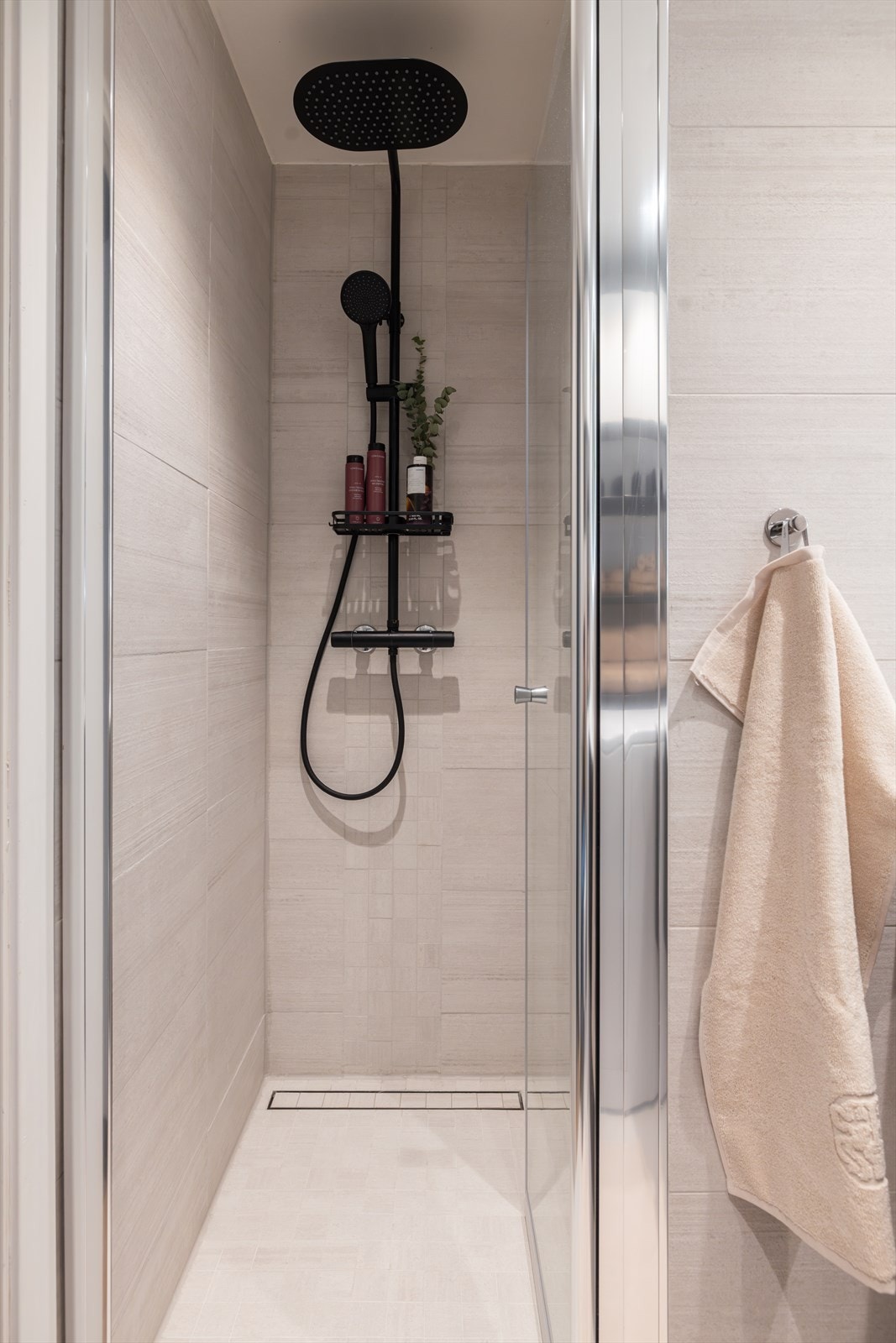 Dusjnisje med moderne regnfallsdusj. Galleribilde