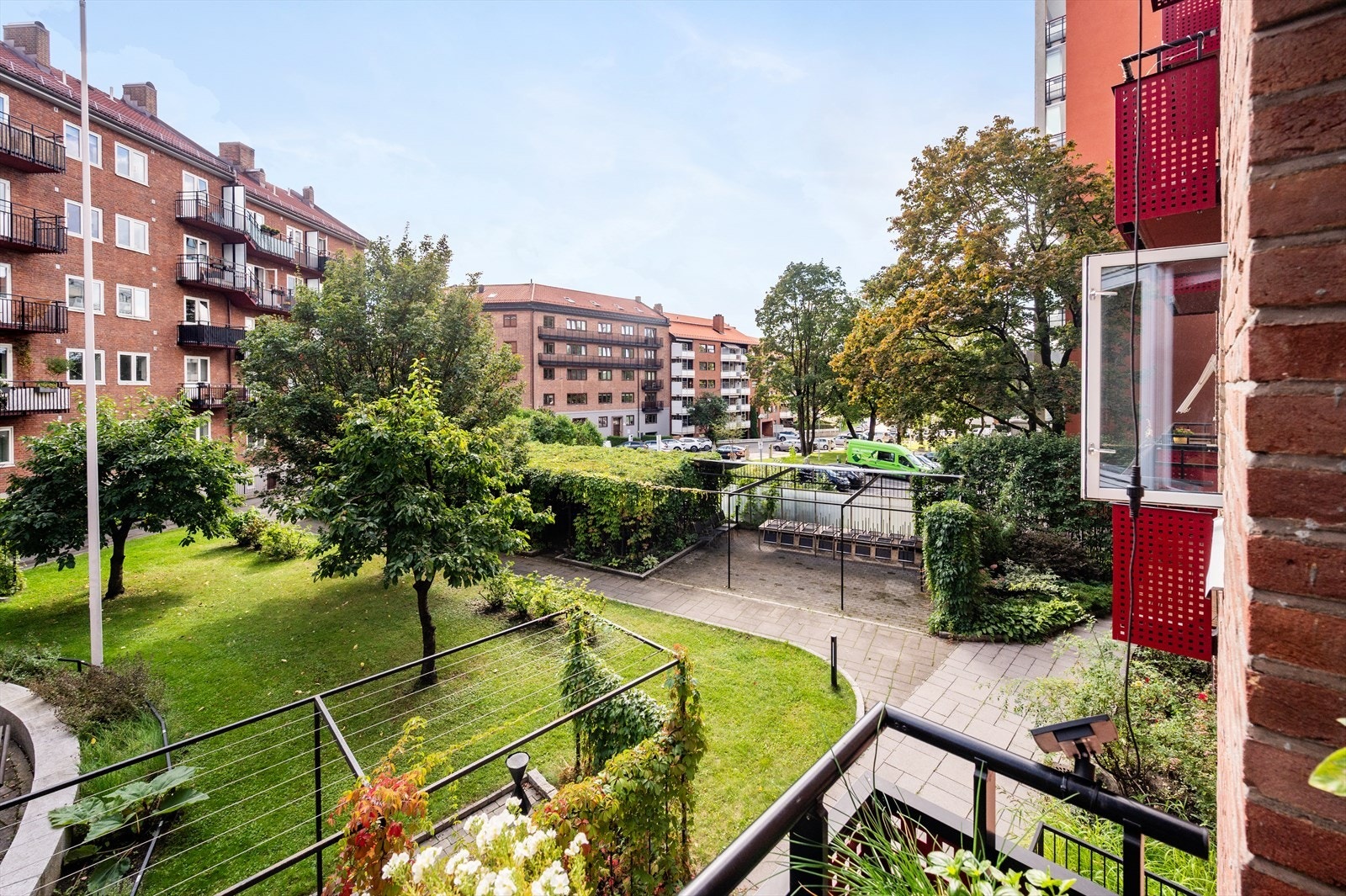 Bakgården er meget pent opparbeidet og har en variert og fin beplatning med både trær, plenarealer, prydbusker og klatreplanter som rammer inn hagen på en fantastisak fin måte. Galleribilde