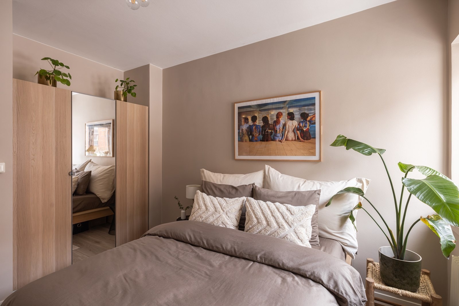 Rommet har flott lysinnslipp og er malt i en behagelig beigetone. Rommet vender mot rolig, blindvei så her sover du godt! Det er god plass til garderobeskap i nisje i dette rommet. Galleribilde