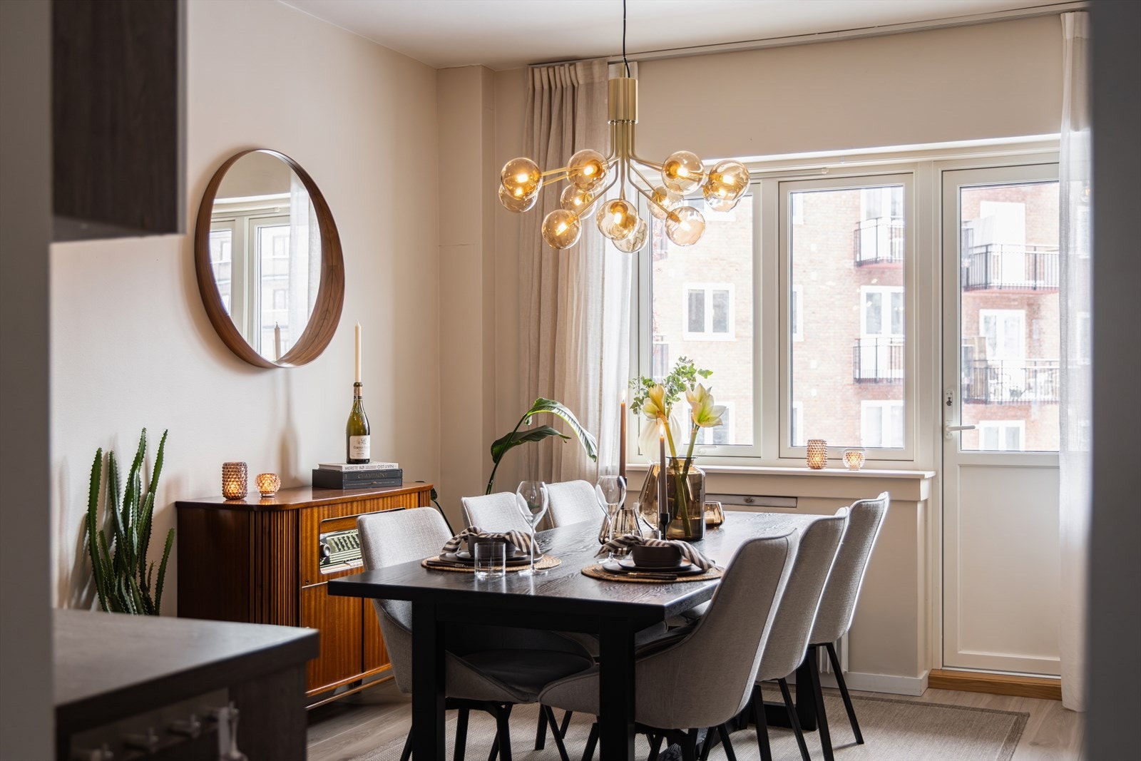 Spisestue og kjøkken er i likhet med stuen malt i moderne og lune jordtoner. Dette rommet er hjertet i leiligheten og et godt rom med plass til langbord! Her samler du familie og venner til hyggelige lag! Galleribilde