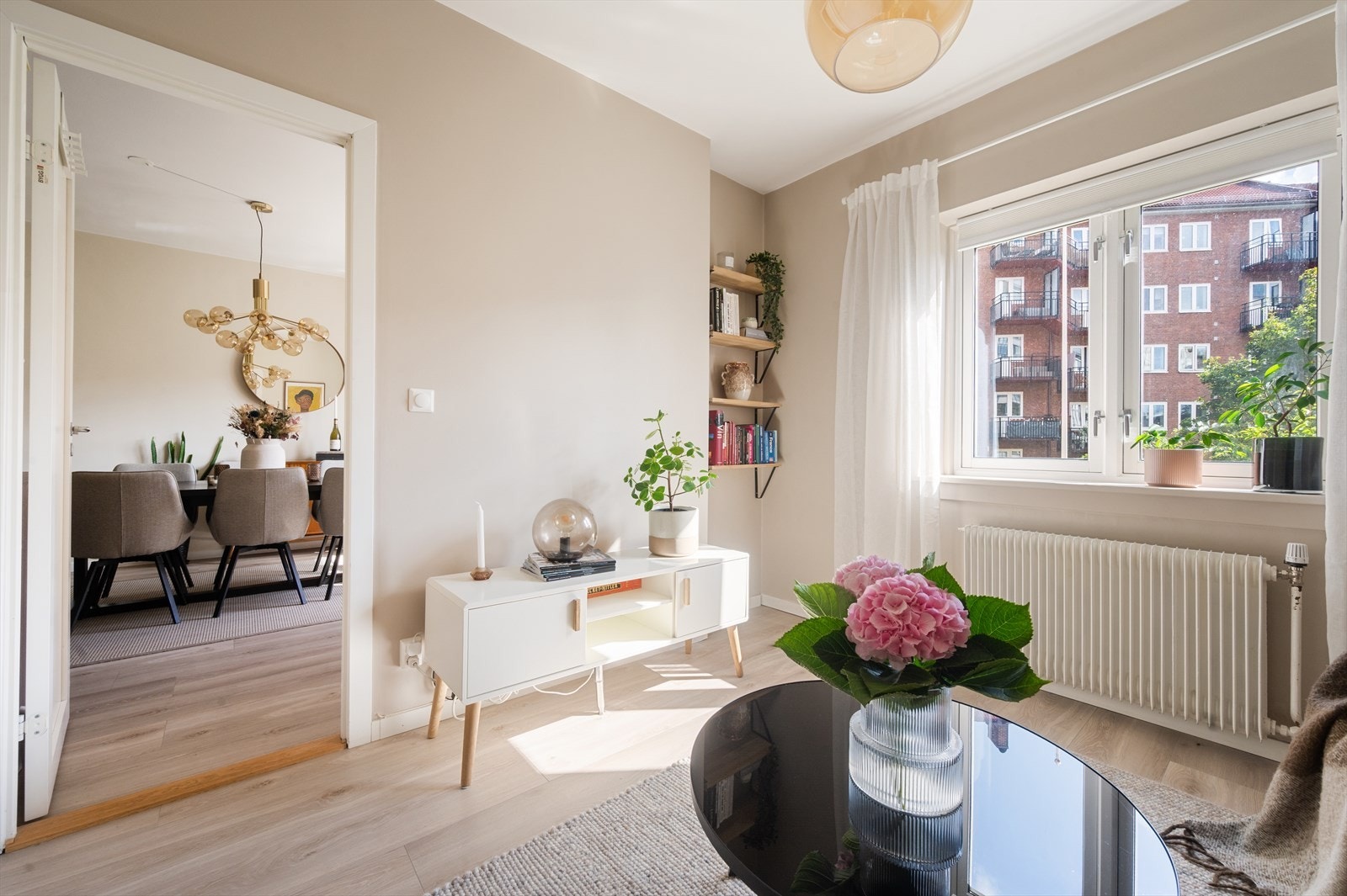 En lys og tiltalende 3-roms andelsleilighet som er gjennomgående modernisert i senere år, herunder nytt bad og kjøkken fra 2019. Galleribilde