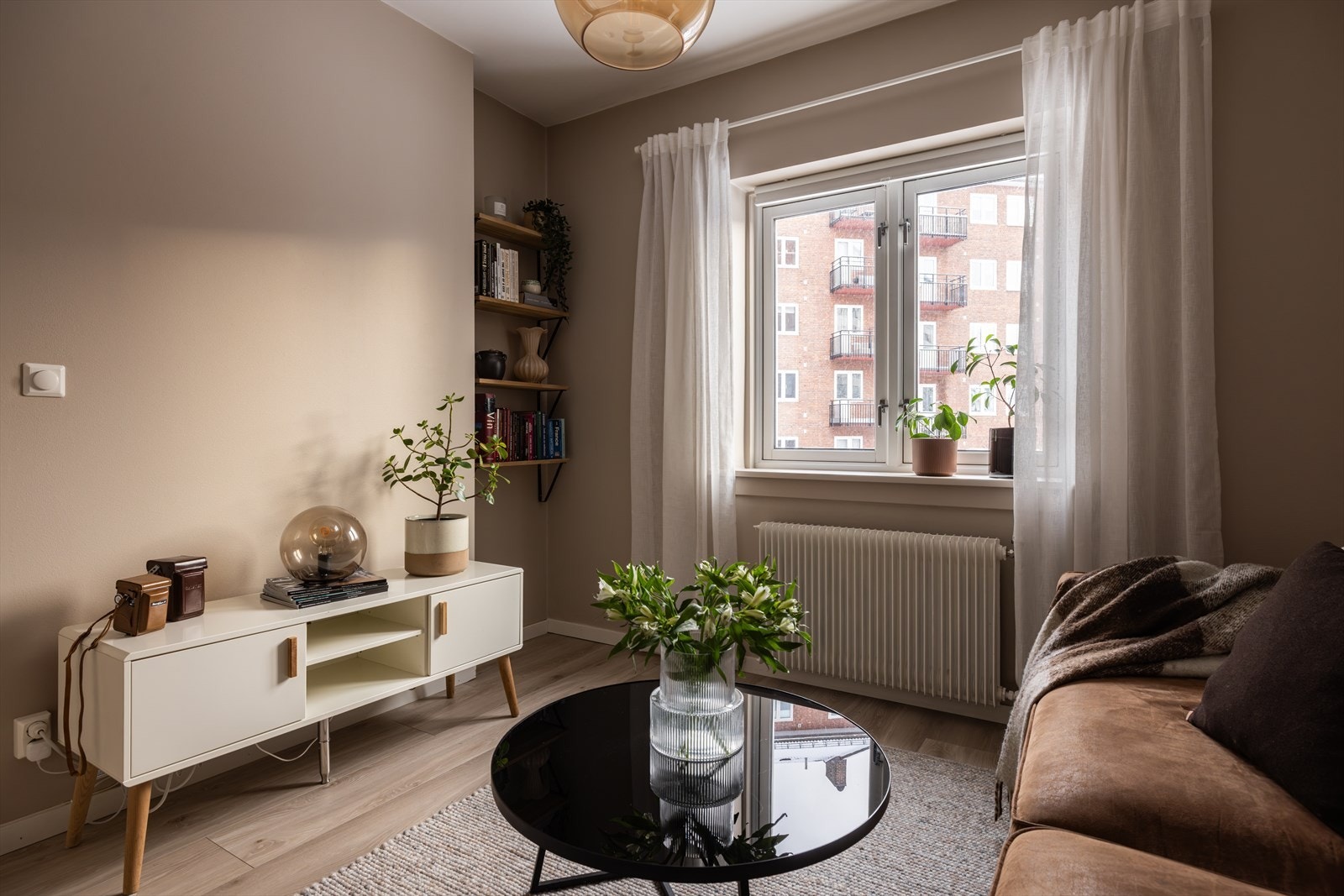 God plass til sofaseksjon med tilhørende møblement. Galleribilde