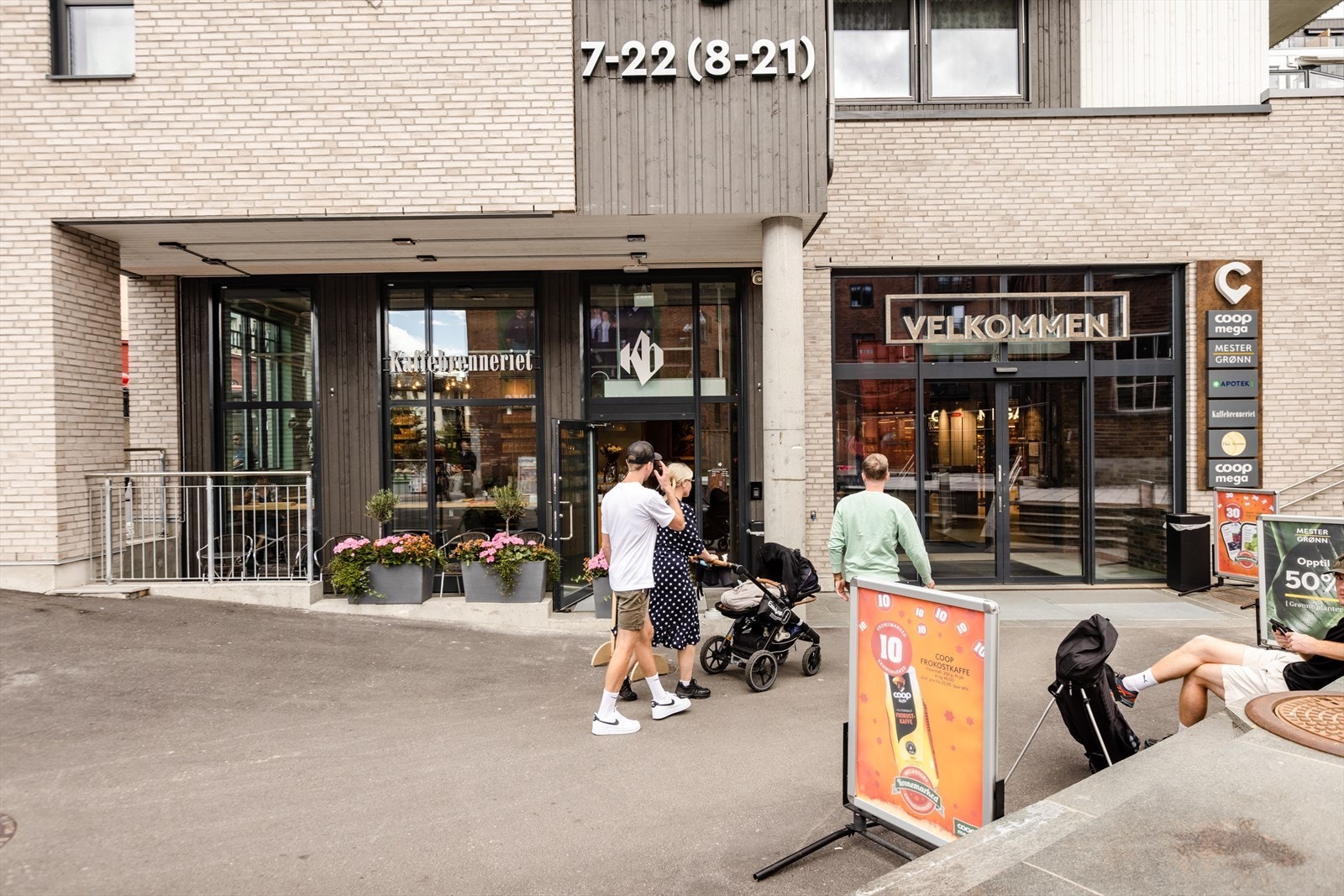 Du finner bl.a. kafe, Coop Mega og Vinmonopolet innen kort gangavstand fra leiligheten Galleribilde