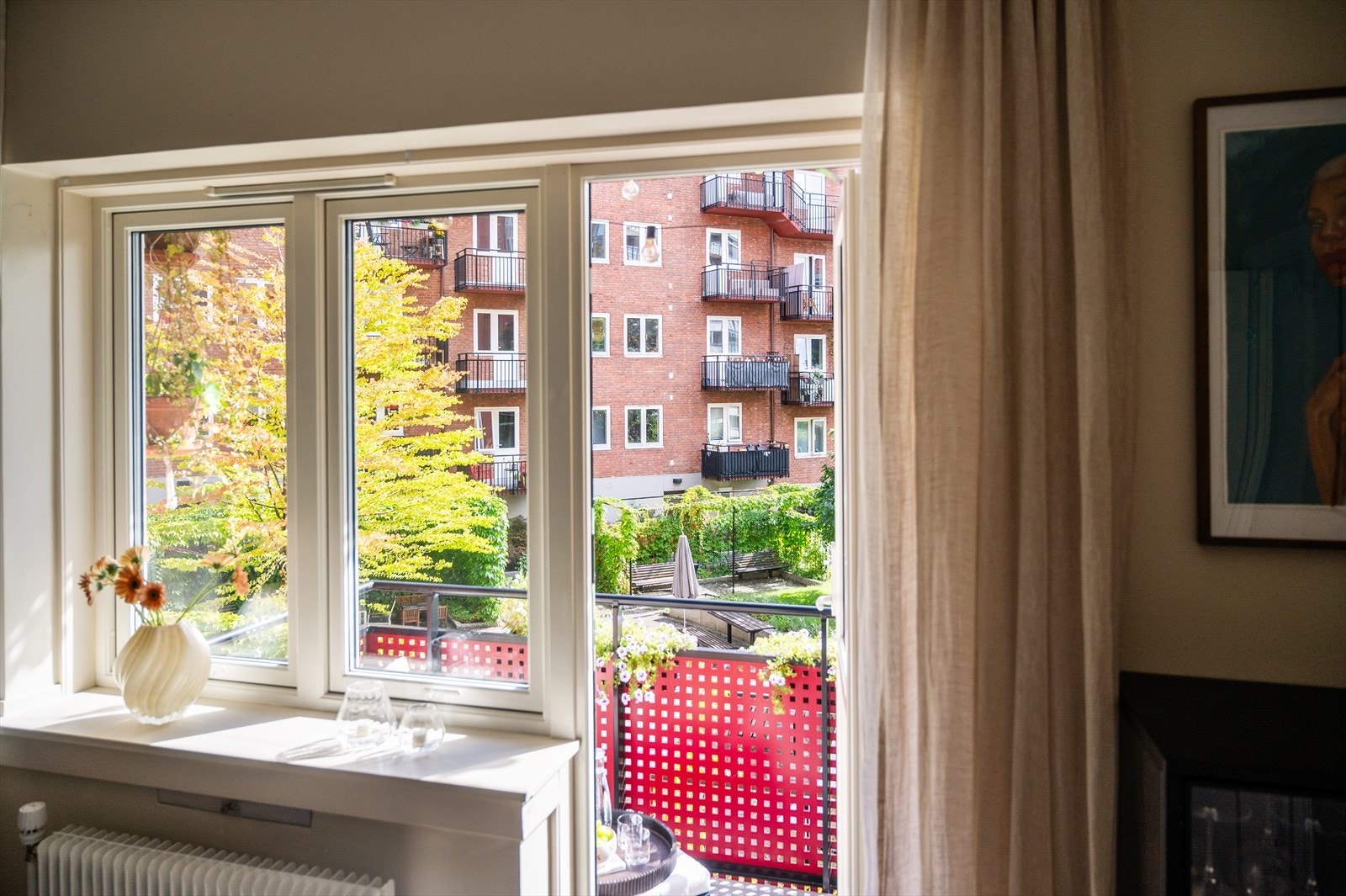 Fra kjøkken/spisestue er det helt perfekt med adkomst til en fabelaktig balkong som blir en forlengelse av rommet sommerstid! Balkongen ble oppgradert og ferdigstilt 2020. Galleribilde