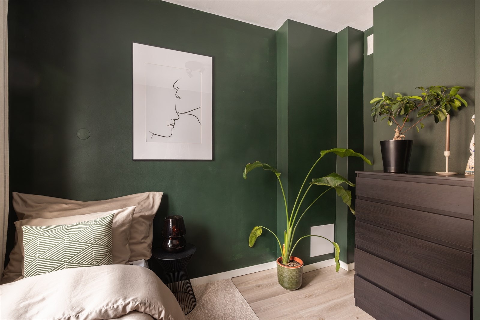 Ellers god plass til seng, nattbord og kommode / garderobeskap. Det er også rom for dobbeltseng om ønskelig. Galleribilde