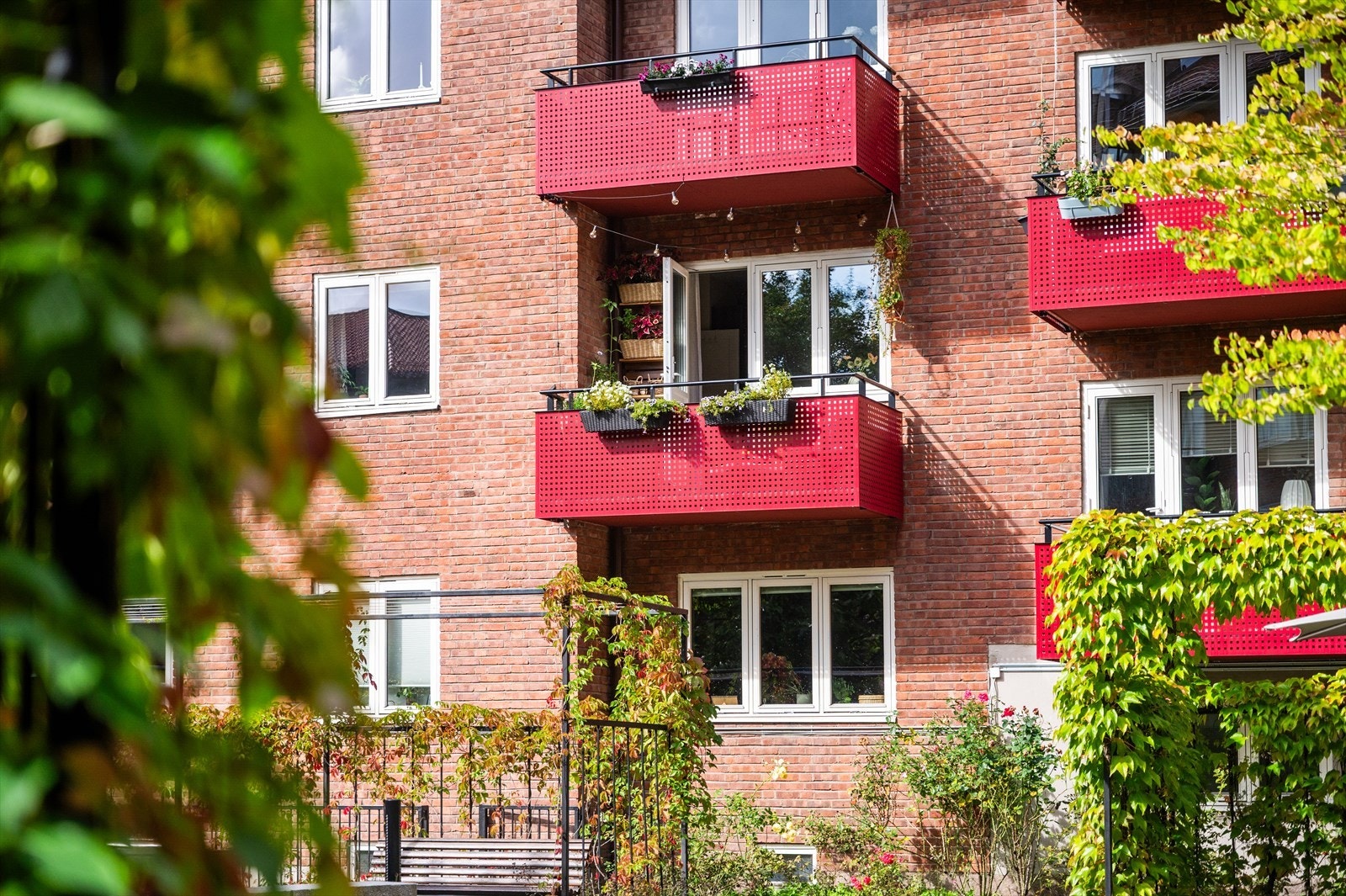 Leiligheten sett fra bakgården - IDYLL! Galleribilde