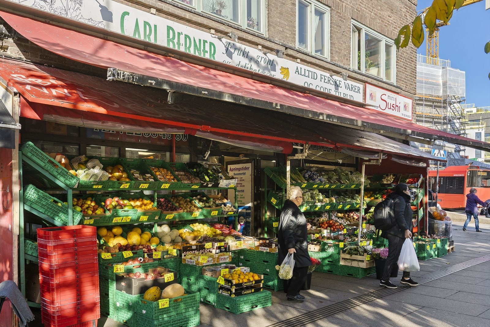 På Carl Berners plass finner du en grønnsakshandler med godt utvalg av frukt og grønt. Galleribilde