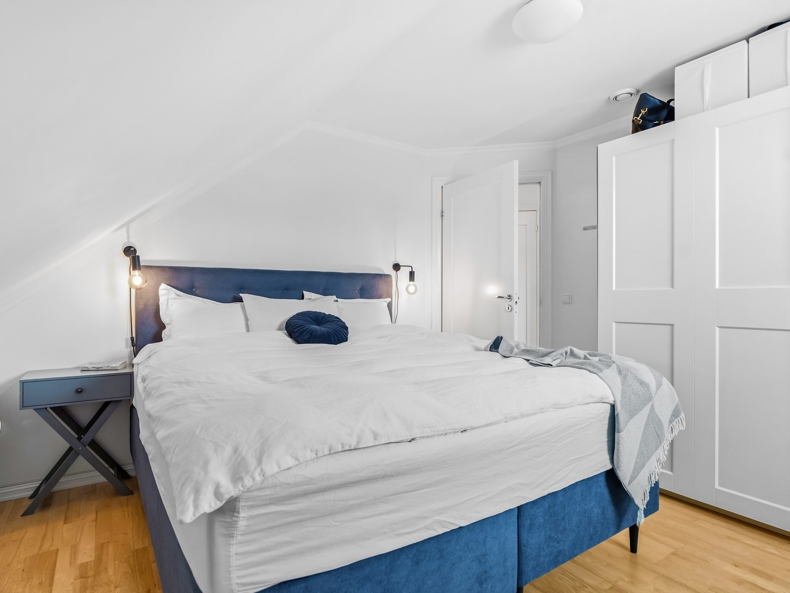 Hovedsoverommet og de øvrige rommene er romslige og fleksible, med plass til seng, nattbord og gode garderobeløsninger. Galleribilde
