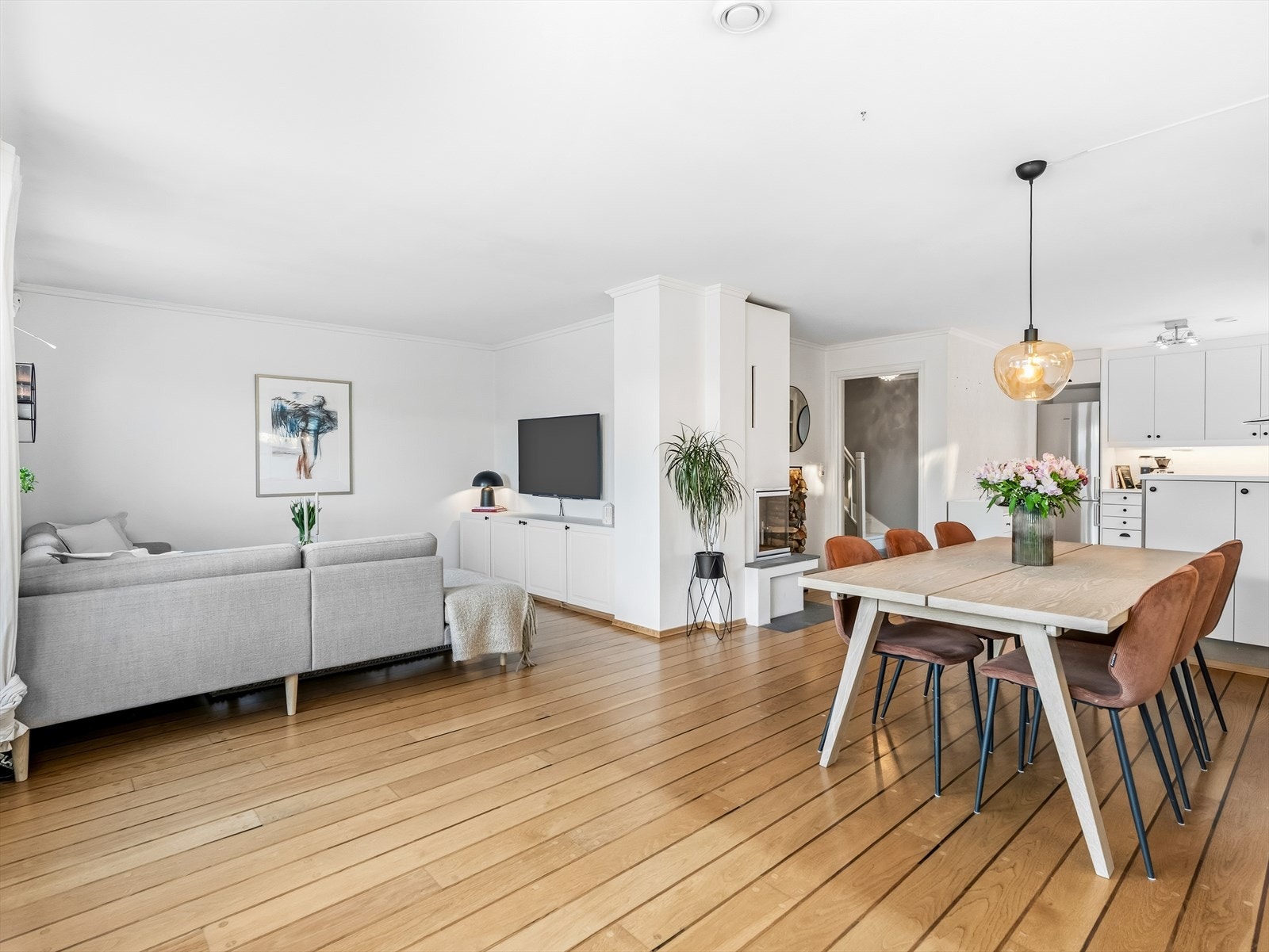 Rommet har god plass til en stor sofagruppe og TV-møbel i den ene enden, mens den andre delen egner seg perfekt til spisebord. Galleribilde