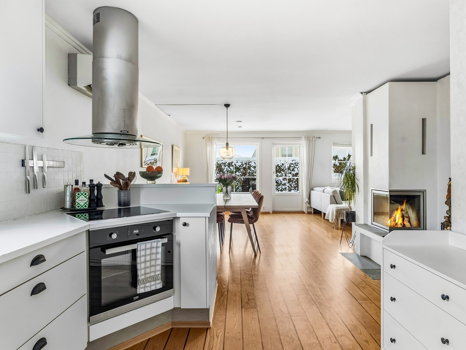Kjøkkenet er utstyrt med integrert komfyr, nedfelt keramisk platetopp, mekanisk ventilator og integrert oppvaskmaskin. I tillegg står et frittstående kjøleskap med frysedel. Galleribilde