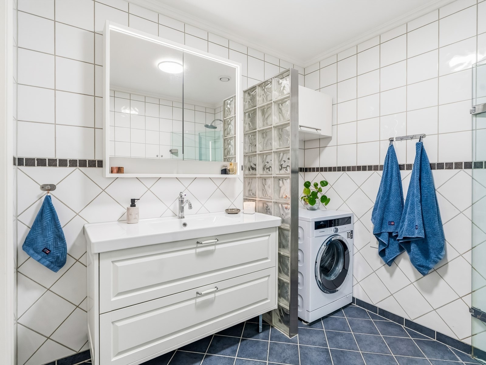Badet i første etasje har flislagt gulv med elektrisk gulvvarme og flislagte vegger. Galleribilde