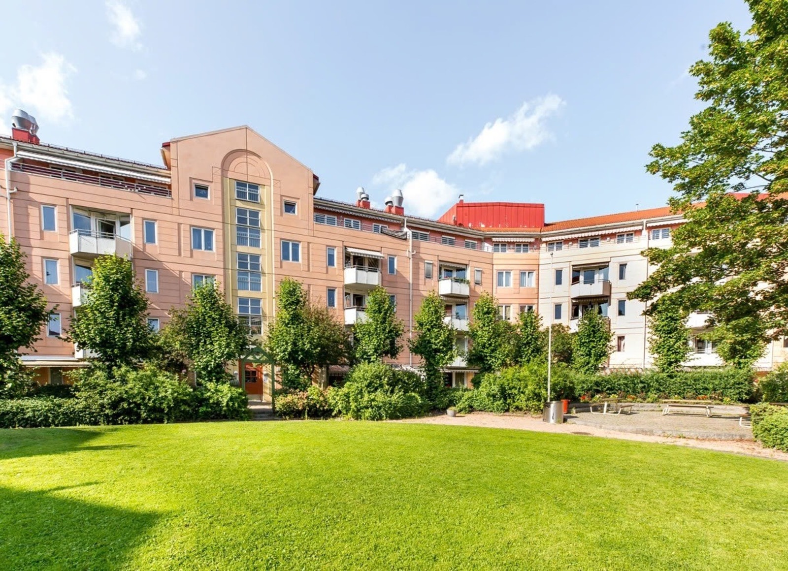 Bakgården har flotte grøntområder hvor man kan nyte herlige sommerkvelder. Galleribilde
