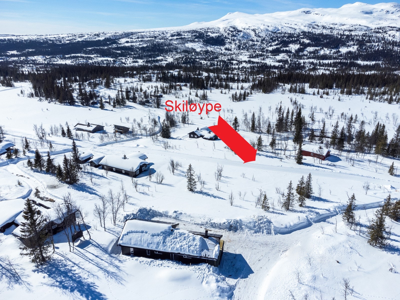 Fritidseiendommen ligger i Synnfjellet og har en flott utsikt mot fjellet, samt Synnadalen/Spåtind. Her er det meget gode solforhold og skiløypende er så å si rett utenfor døren Galleribilde