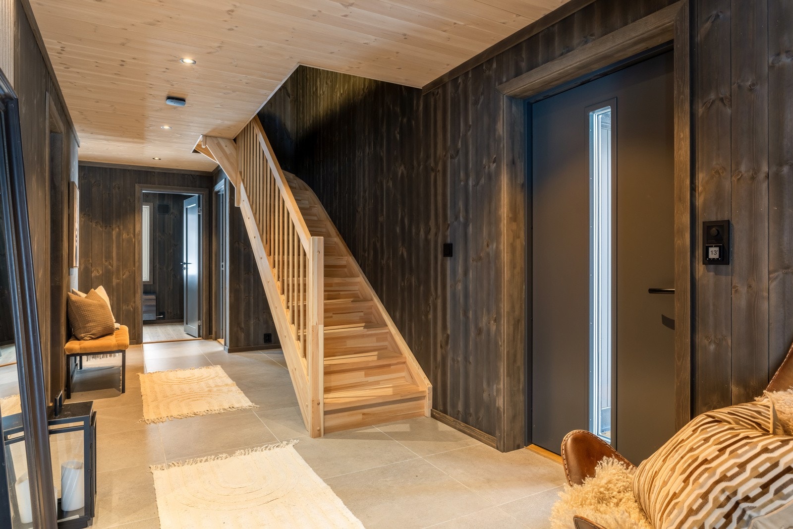 Fra gangen fører en flott trapp opp til loftsetasjen Galleribilde