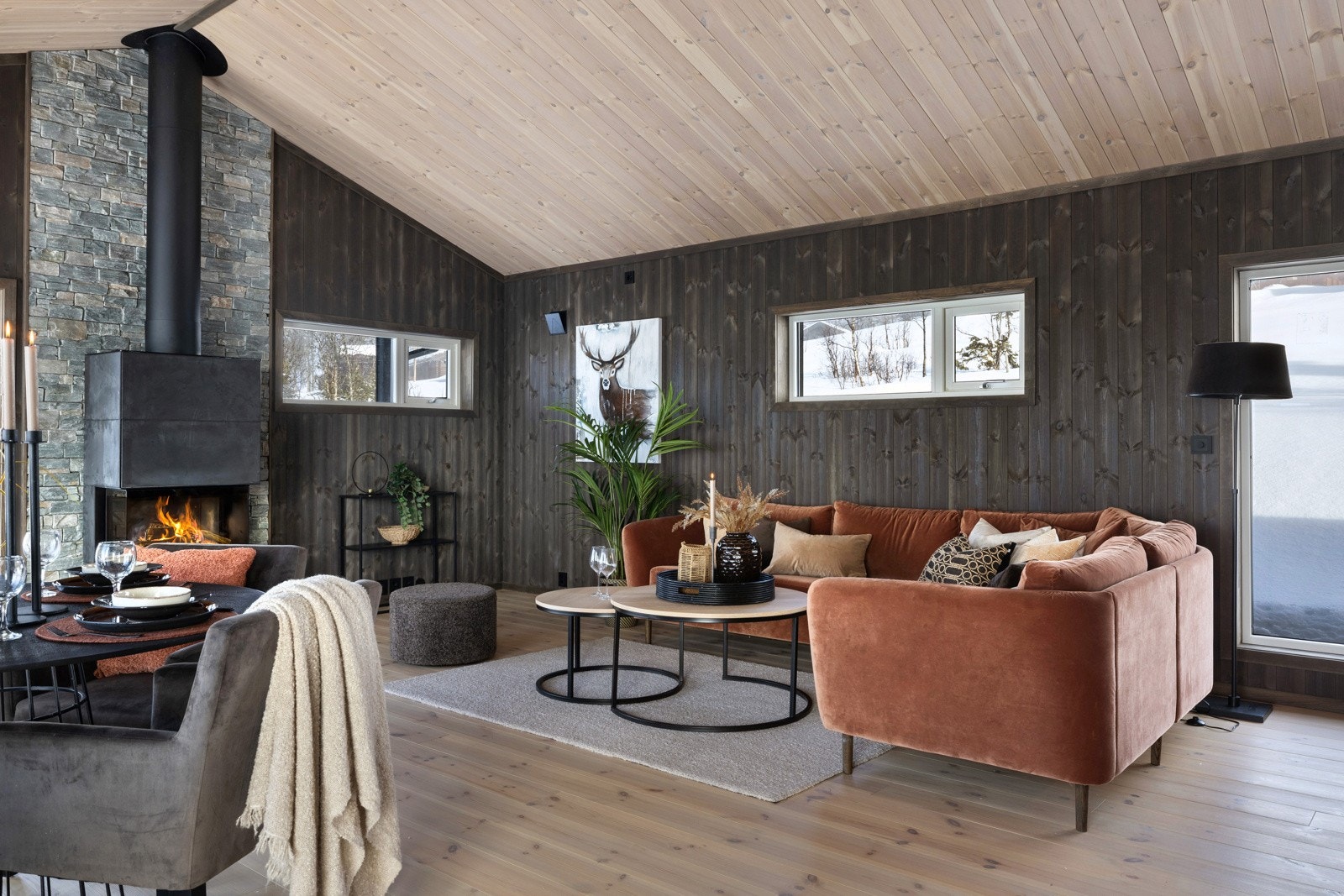 Den åpne løsningen gir en luftig og innbydende atmosfære, perfekt for hyggelige måltider, brettspill og koselige kvelder Galleribilde