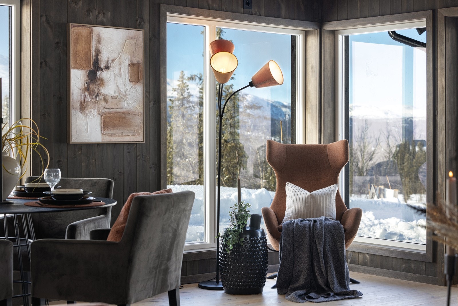 De store takhøye vinduene slipper inn masse naturlig lys, og utsikten blir en del av opplevelsen Galleribilde