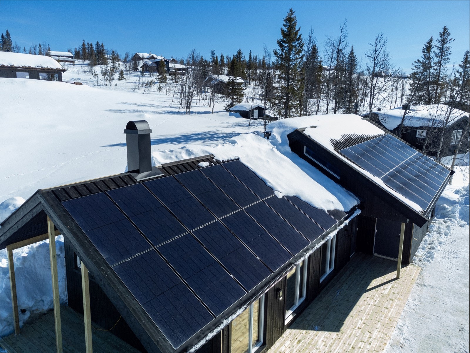 Solcelle integrert i svart tretak fra Alvdal Skurlag Galleribilde