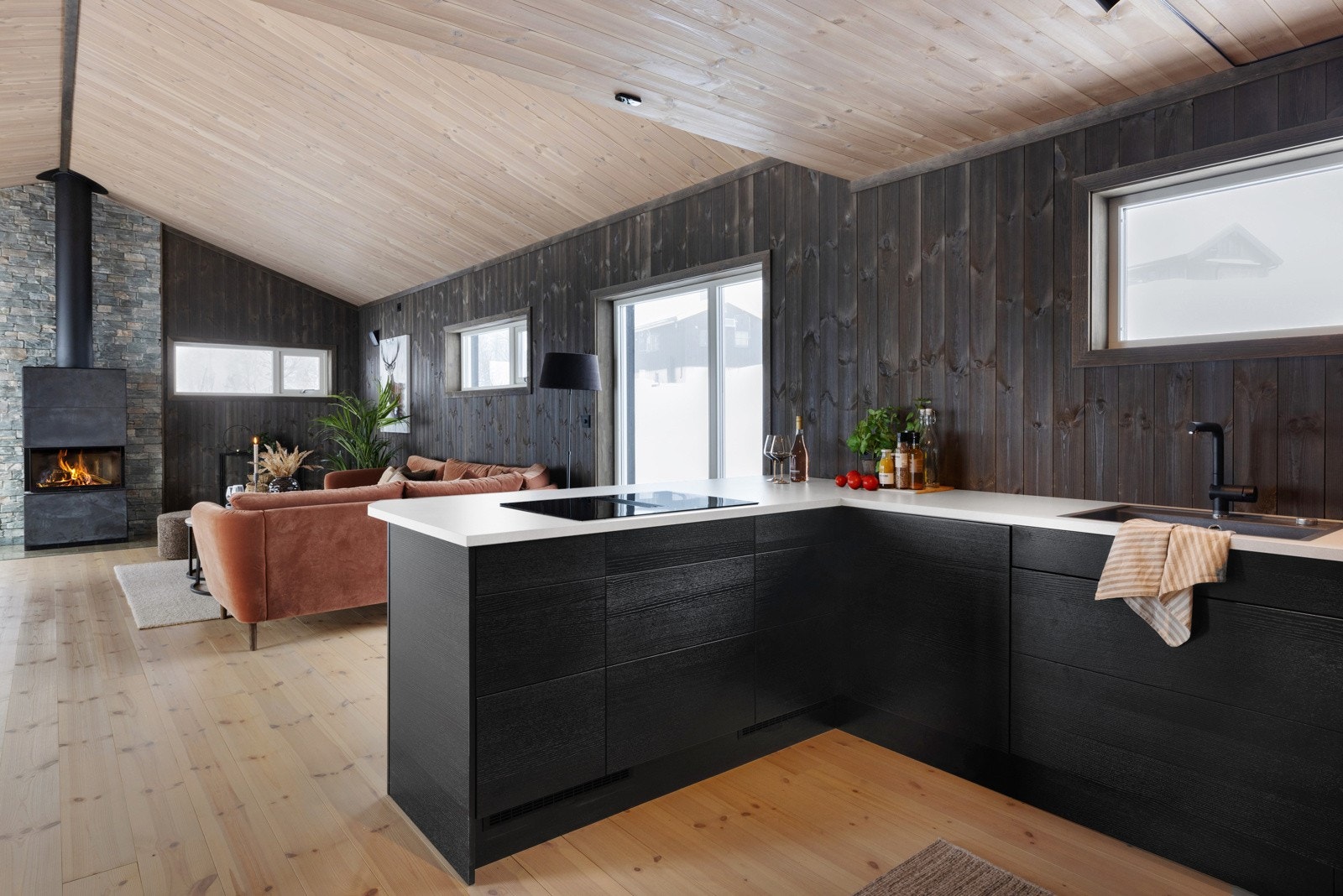 Hytta har gjennomgående høy standard og tidsriktige overflater Galleribilde