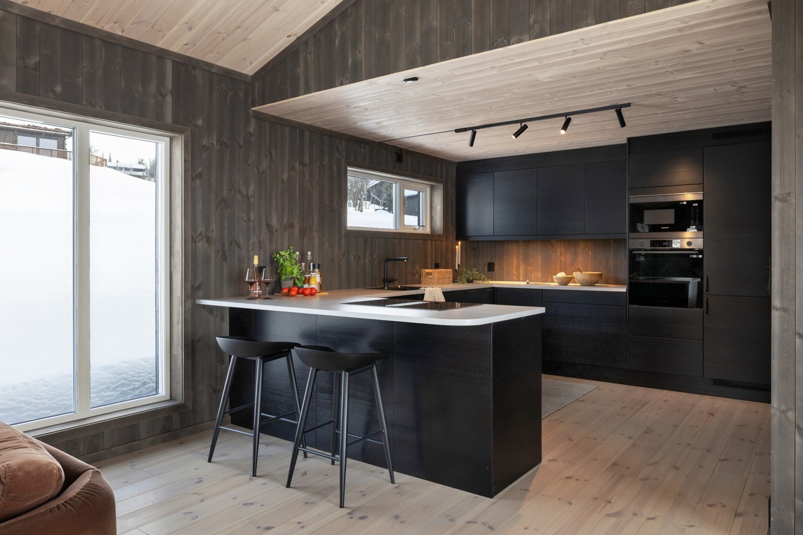 Mulighet for barkrakker som gjør kjøkkenet til et sosialt sted for matlaging og hygge Galleribilde