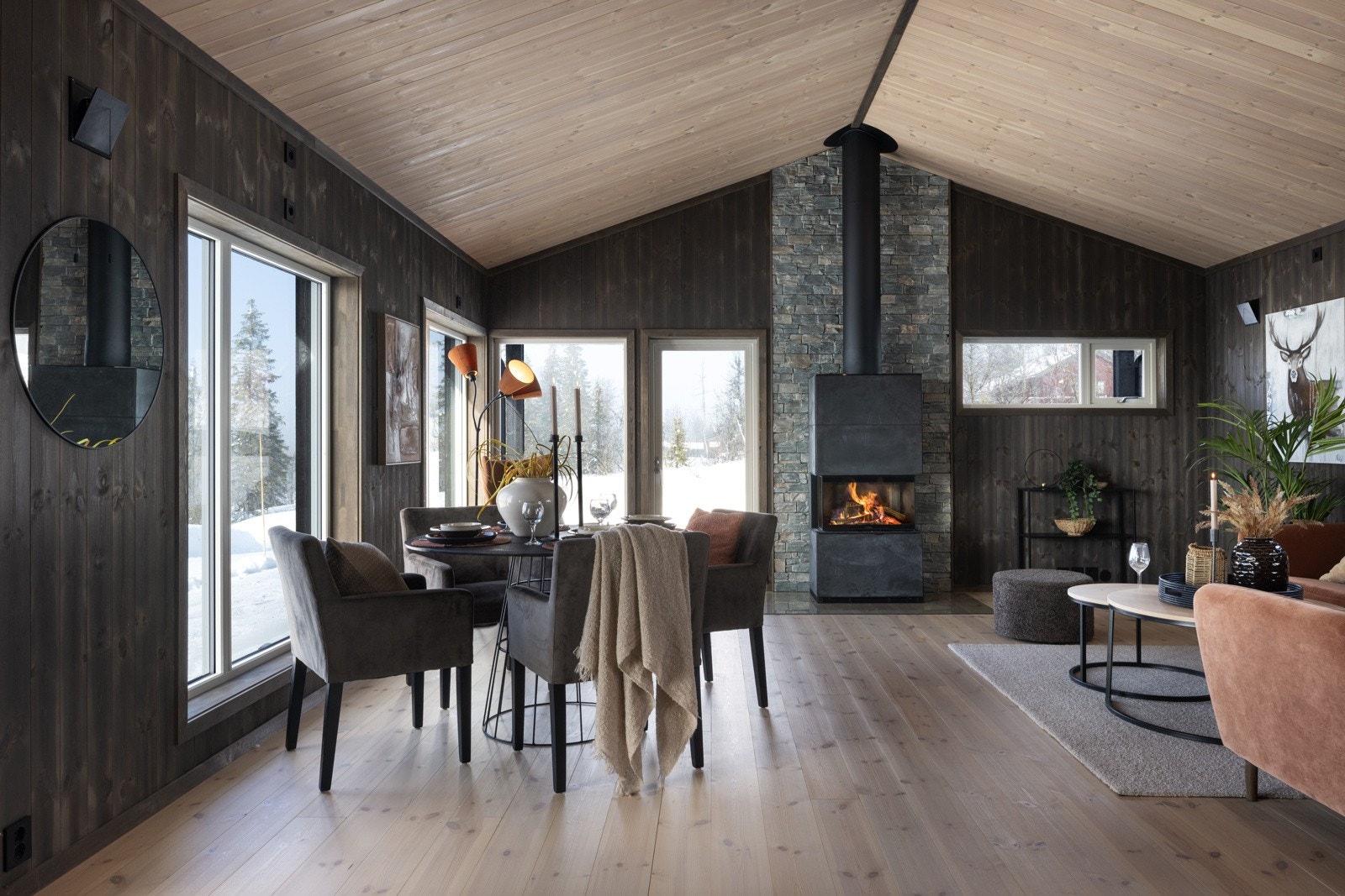 Hytta har heltregulv i furu som gir en lun og god atmosfære Galleribilde