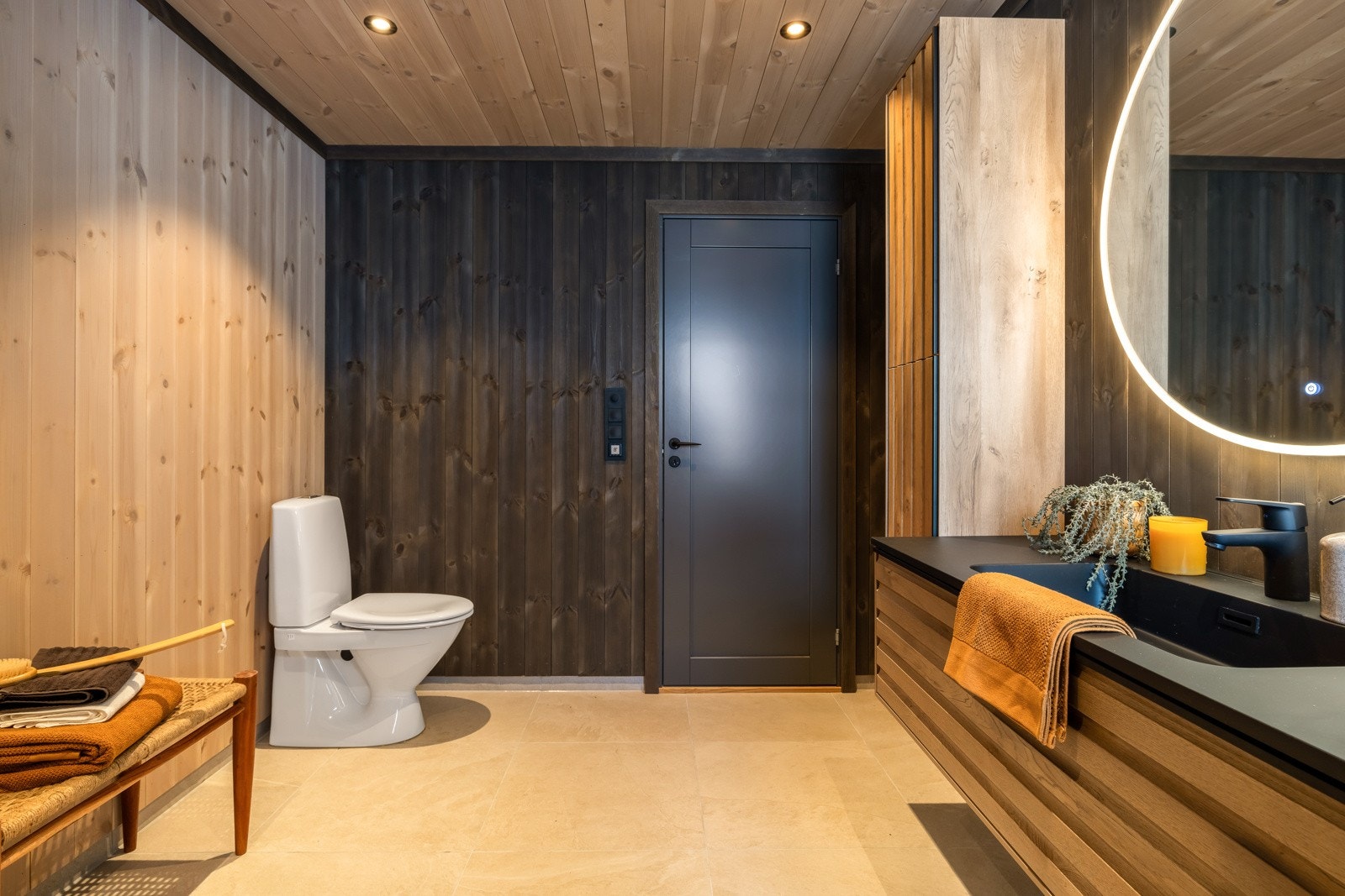 Badene har overflater på gulv av fliser fra Megalflis. Vegger har overflater av fliser fra Megaflis i dusjsone og ellers trepanel Galleribilde