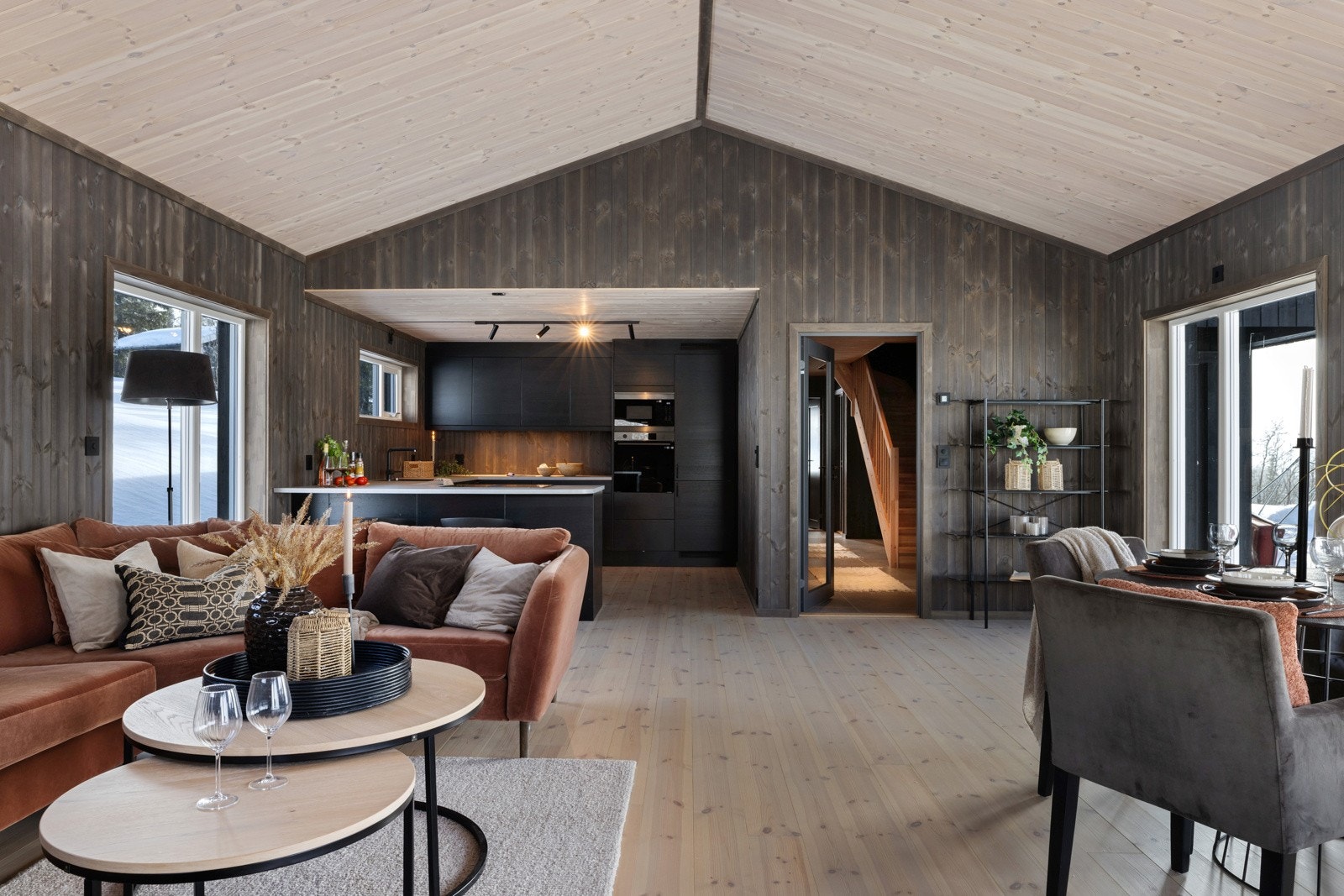 Kjøkkenet har åpen løsning mot en romslig spisestue og stue, som sammen danner et fantastisk oppholdsrom for hele familien Galleribilde