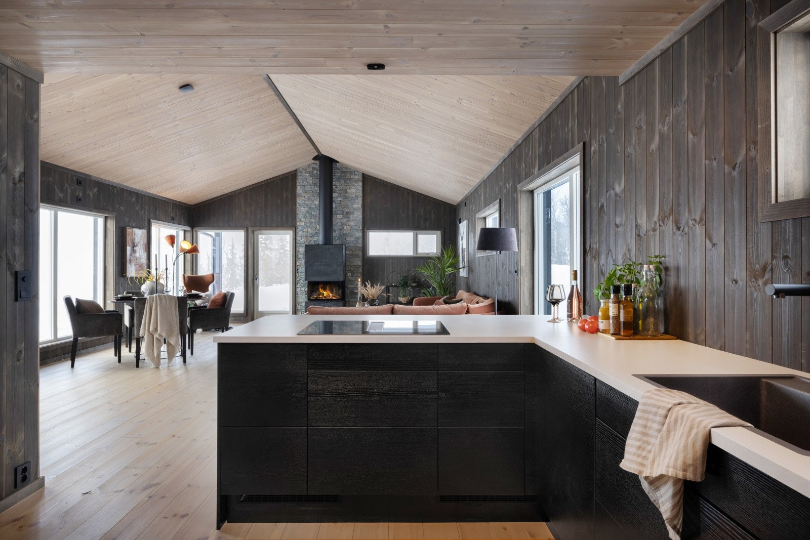 Pent kjøkken fra Epoq med mørke fronter som skaper en fin kontrast til den lyse benkeplaten Galleribilde