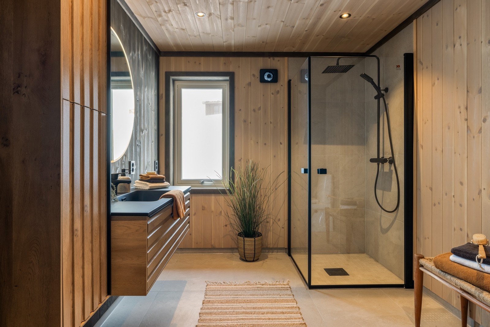 Sorte detaljer er gjennomgående i hytta Galleribilde