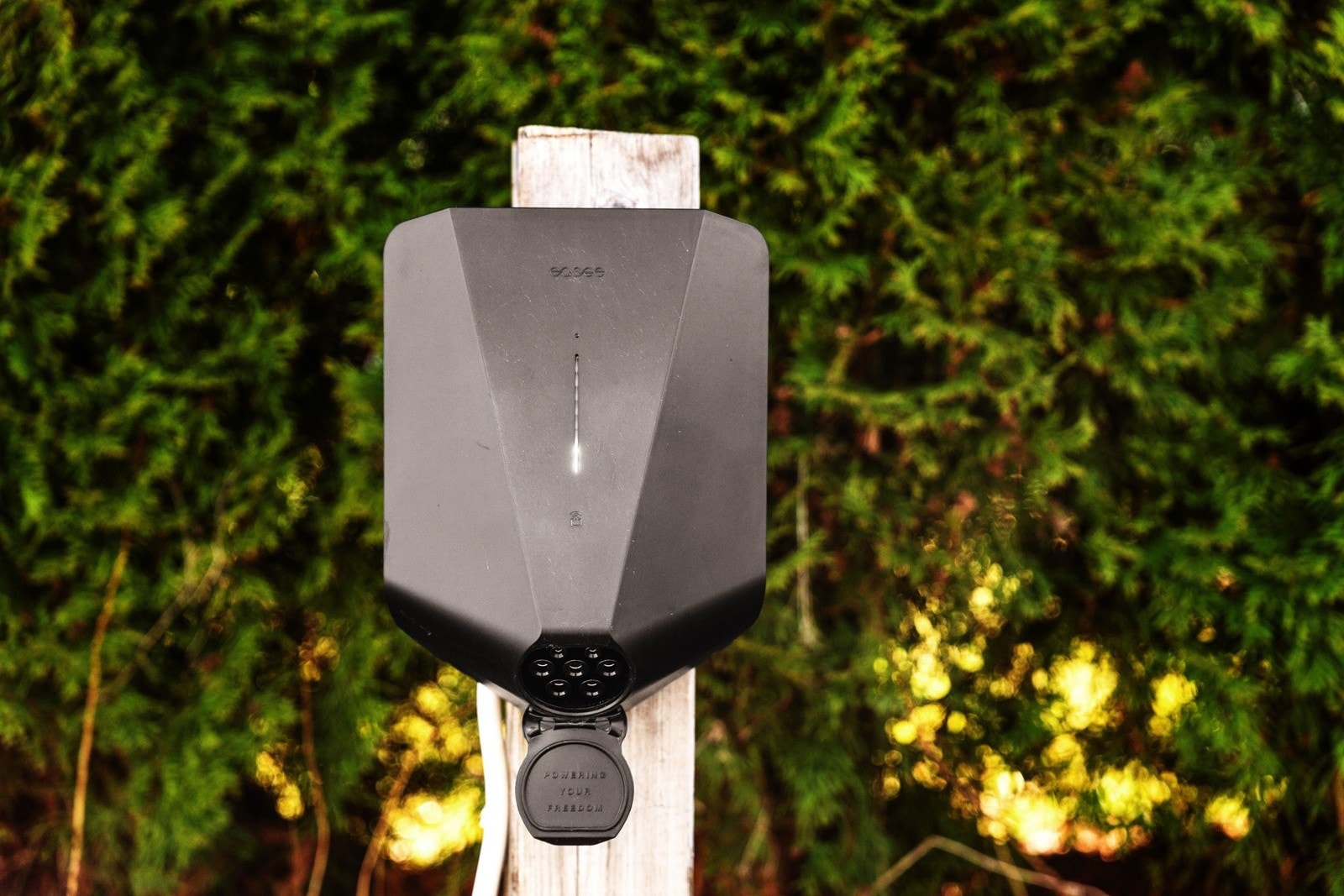 Boligen disponerer en parkeringsplass med montert ladeboks for elbil. Galleribilde